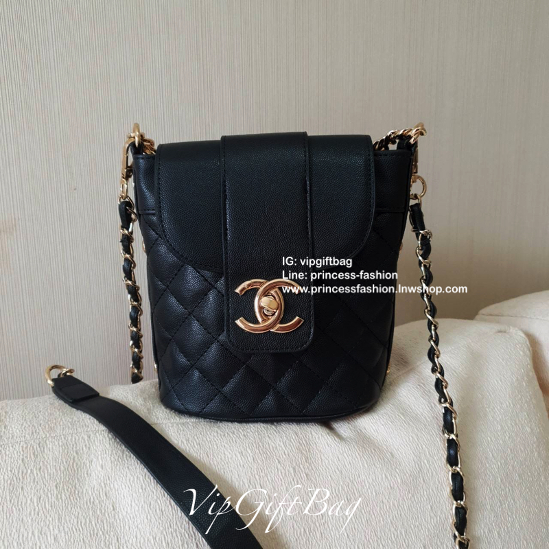 รุ่นใหม่ล่าสุด ตามคำเรียกร้อง!! **สวยหรูคลาสสิค CHANEL VIP GIFT CROSSBODY BAG งาน CHANEL VIP GIFT ของแท้ 100% จากเคาเตอร์แบรนด์ CHANEL ทรงสวย ขนาดกำลังดี วัสดุหนัง CAVIER เปิดปิดด้วยกระดุมหน้าแบบบิดปลอดภัยหายห่วง ด้านในมีซิปอีกชั้น อะไหล่ทอง หัวซิปปั้มแบร