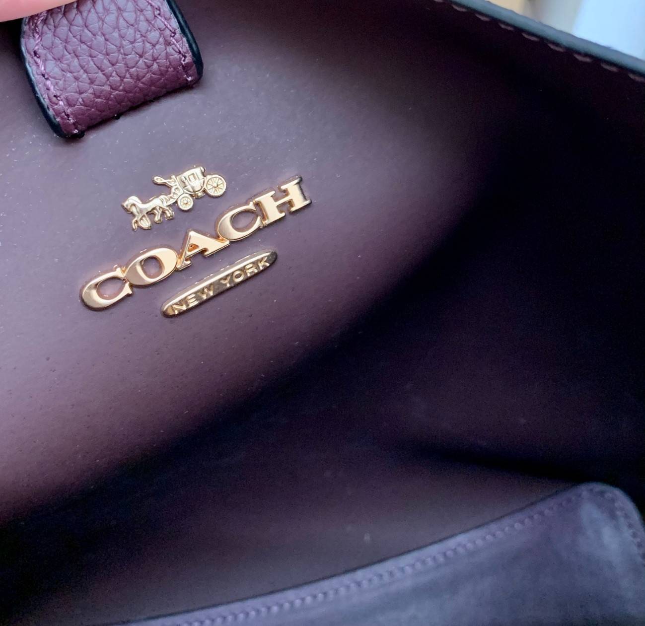 ถังใหญ่พร้อมส่งแล้วค่าา ห้ามพลาด❗️ COACH TOWN BUCKET BAG((91122)) 📣พร้อมส่ง ไซด์ที่สาวๆรอคอยค่ะ! ✔️กระเป๋าทรงถังใบใหญ่ สุดฮิตอีกรุ่นที่สาวๆต้องมีติดตัว ✔️หนังแท้ หนังจริงสวยมาก นิ่มมือดีด้วยนะคะ