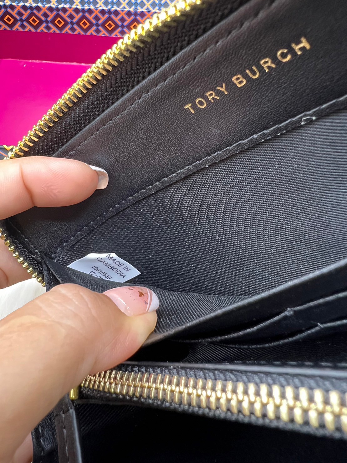 Tory Burch Charlie Zip Continental Wallet / Tory Wallet พร้อมส่ง กระเป๋าสตางค์ใบยาวสุดคลาสสิก ยังความเรียบหรูดูแพงด้วยโลโก้ด้านหน้า เป็นกระเป๋าสตางค์ทรงยาว ที่สามารถใส่บัตรได้หลายใบ