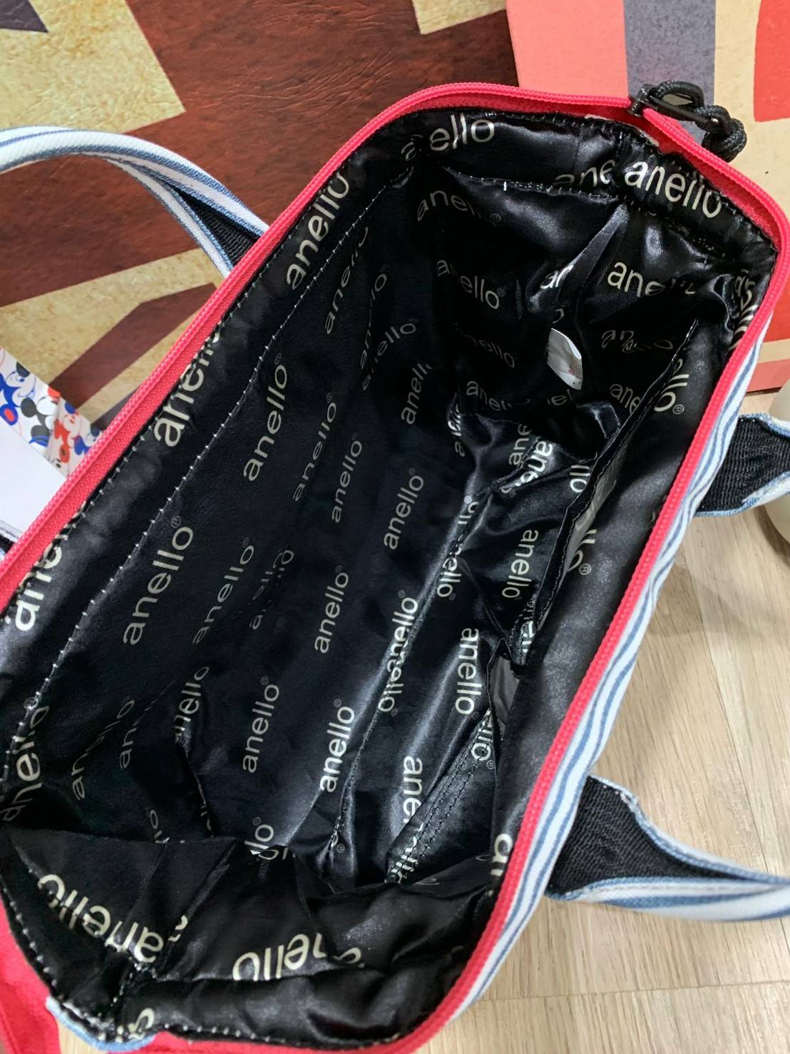 ANELLO MINI SHOULDER BAG MULTI COLOR OS-N047 รุ่นใหม่ชนช้อป!! กระเป๋าสะพายข้าง Multi Colors Collection สีสันสดใสสะดุดตา มี Logo เป็นยางนูนสีดำตัดกับสีกระเป๋า ทำให้ดูน่าใช้มากยิ่งขึ้น (Lining anello) วัสดุpolyester มีลักษณะเฉพาะตัวด้วยสี Two Tone ทั้งตัวกร