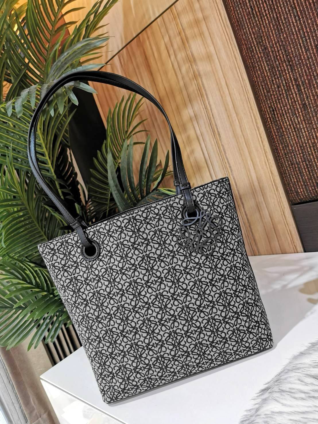 LOEWE ANAGRAM TOTE BAG VIP ไอเท็มใหม่! ดีไซน์สวยคงเอกลักษณ์ด้วยวัสดุ Anagram Canvas Jacquard Fabric ผสมผสานหนังแท้ Calfskin ลงตัวสุดคลาสสิค ขนาดกำลังดี น้ำหนักเบา ใส่เอกสาร A4 Notebook ipad ของใช้ได้เยอะ หูหิ้วหนังจับแข็งแรง สะพายไหล่ได้ พร้อมส่งที่ไทยสุด