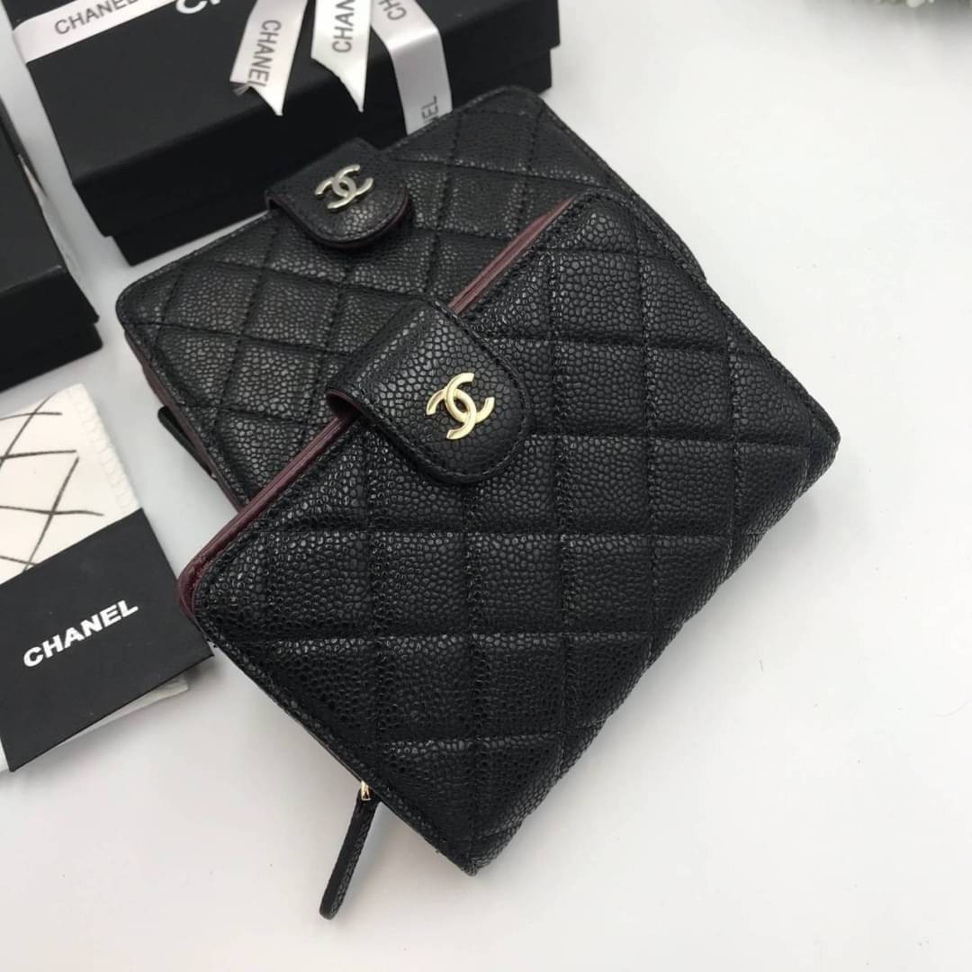 หนังแท้ CHANEL ZIP WALLET รุ่นยอดนิยมไอเท็มฮิตวัสดุหนังคาเวียร์สวยคลาสสิคเปิดปิดด้วยฝาปิดกระดุมด้านหน้ามีโลโก้แบรนด์อะไหล่ทอง/เงินสวยหรู ภายในสีแดงเบอกันดี้ มีช่องซิปใส่เหรียญ เรียกว่าใบเดียวจบ เป็นใบยอดนิยมของสาวๆ เลยค่าา พร้อมส่งที่ไทยไม่ต้องรอพรีฯ สาวก