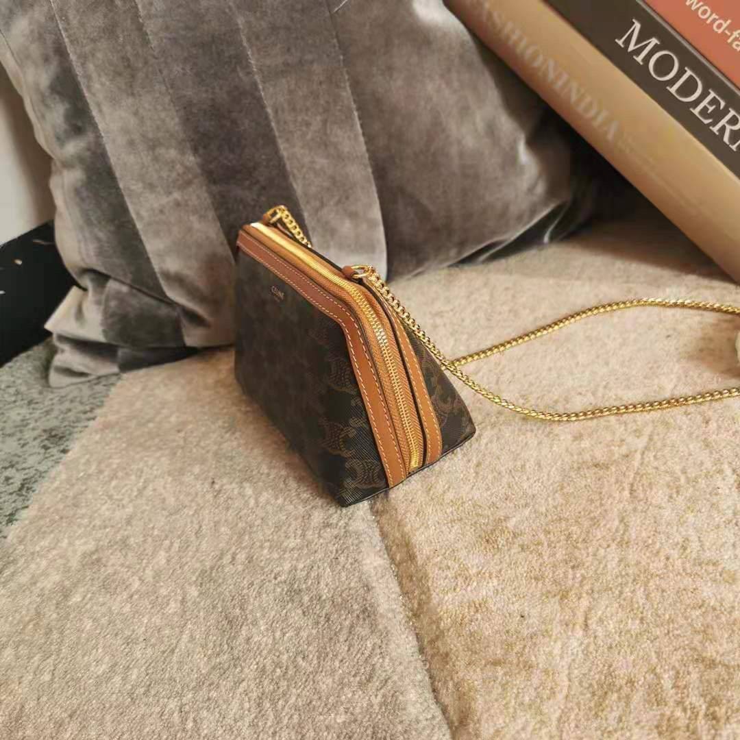 VIP 】หนังแท้ CELINE CLUTCH WITH CHAIN IN TRIOMPHE CANVAS AND LAMBSKIN WHITE/TAN กระเป๋าคลัทช์ดีไซน์เรียบหรูออกแบบมาได้อย่างลงตัว พร้อมสายสะพายโซ่ทองสุดหรู ด้วยรูปทรงที่สวยงามและทันสมัย สามารถใส่กระเป๋าสตางค์ใบสั้นหรือเครื่องสำอางค์ได้ตามขนาดกระเป๋า ในเรื่
