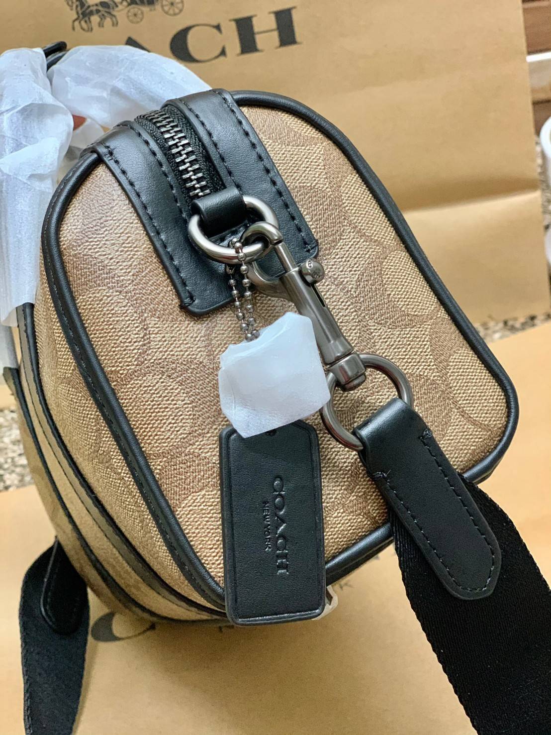 COACH GOTHAM DUFFLE 24 IN SIGNATURE CANVAS CA186 พร้อมส่ง กระเป๋าทรงหมอนรุ่นใหม่บ่าสุดปี 2022 รุ่นนี้สามารถใช้ได้ทั้งชาย//หญิง หนังแท้อย่างดี นิ่มทรงสวย มากๆค่ะ เปิด-ปิดกระเป๋าแบบซิปคู่ด้านบนมีกระดุมรวบหูหิ้วให้ด้วยนะคะ ภายในกระเป๋าสามารถใส่สัมภาระที่จำเป