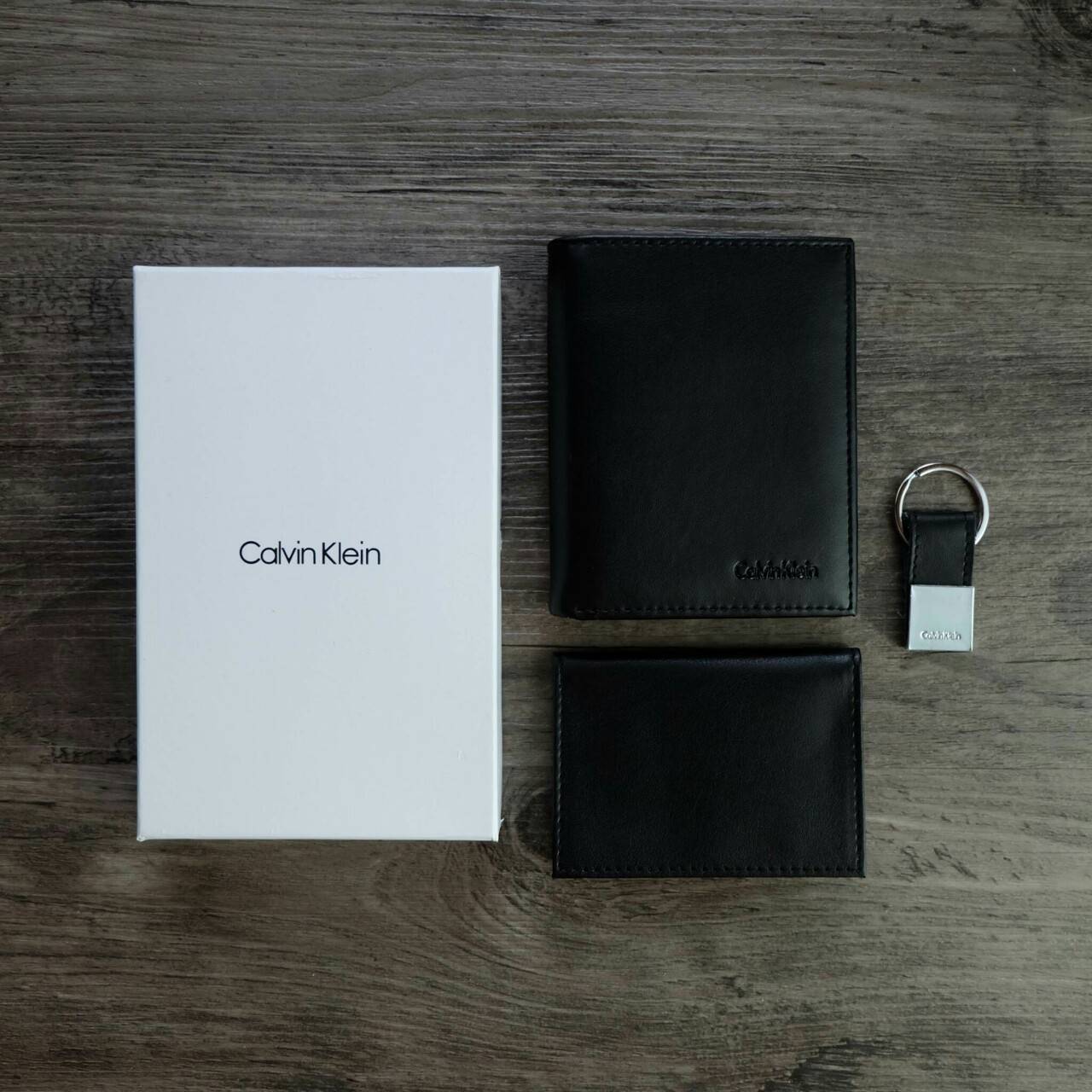 Calvin Klein Leather Bookfold with Key Fob Set (Vertical) กระเป๋าสตางค์ใบสั้น Set แนวตั้ง สุดคุ้ม มอบให้เป็นของขวัญหรือใช้เองก็แนะนำค่ะ