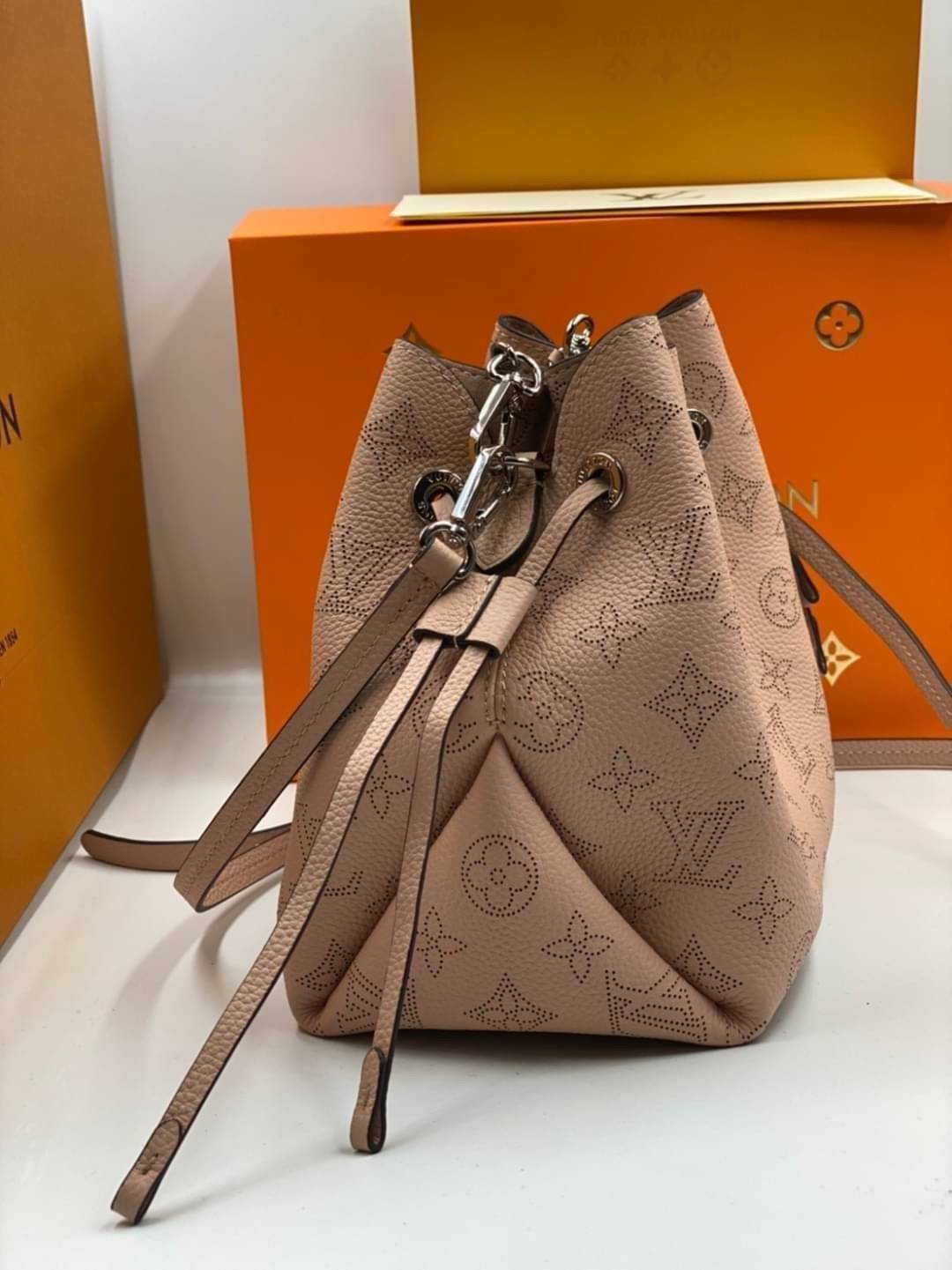 พรีเมี่ยมกิ๊ฟแท้ 100% 】หนังแท้ LOUIS VUITTON Muria Mahina Perforated Calf Leather Shoulder Bag Vert