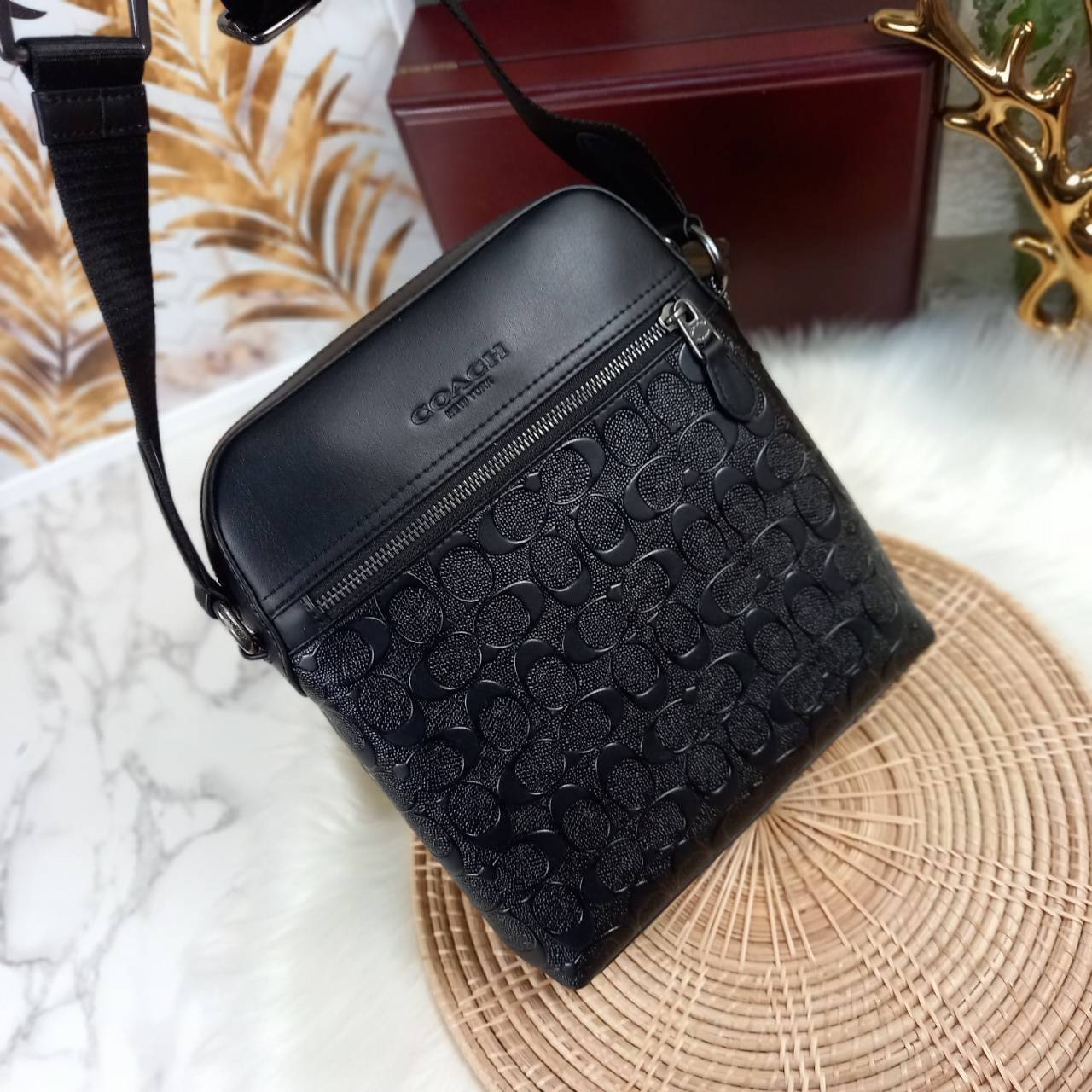 COACH HOUSTON FLIGHT BAG IN SIGNATURE LEATHER (COACH F73338) กระเป๋าสะพาย ลวดลาย C นูน SIGNATURE ที่ดูโดดเด่นมาก// วัสดุหนังแท้ทั้งใบ อยู่ทรงสวย// ด้านในโล่งกว้าง จุของได้เยอะ ด้านหน้ามีอีกช่องซิบไว้เก็บของสำคัญได้อย่างเป็นสัดส่วน ลงตัว เปิด-ปิด ด้วยซิบ/ 