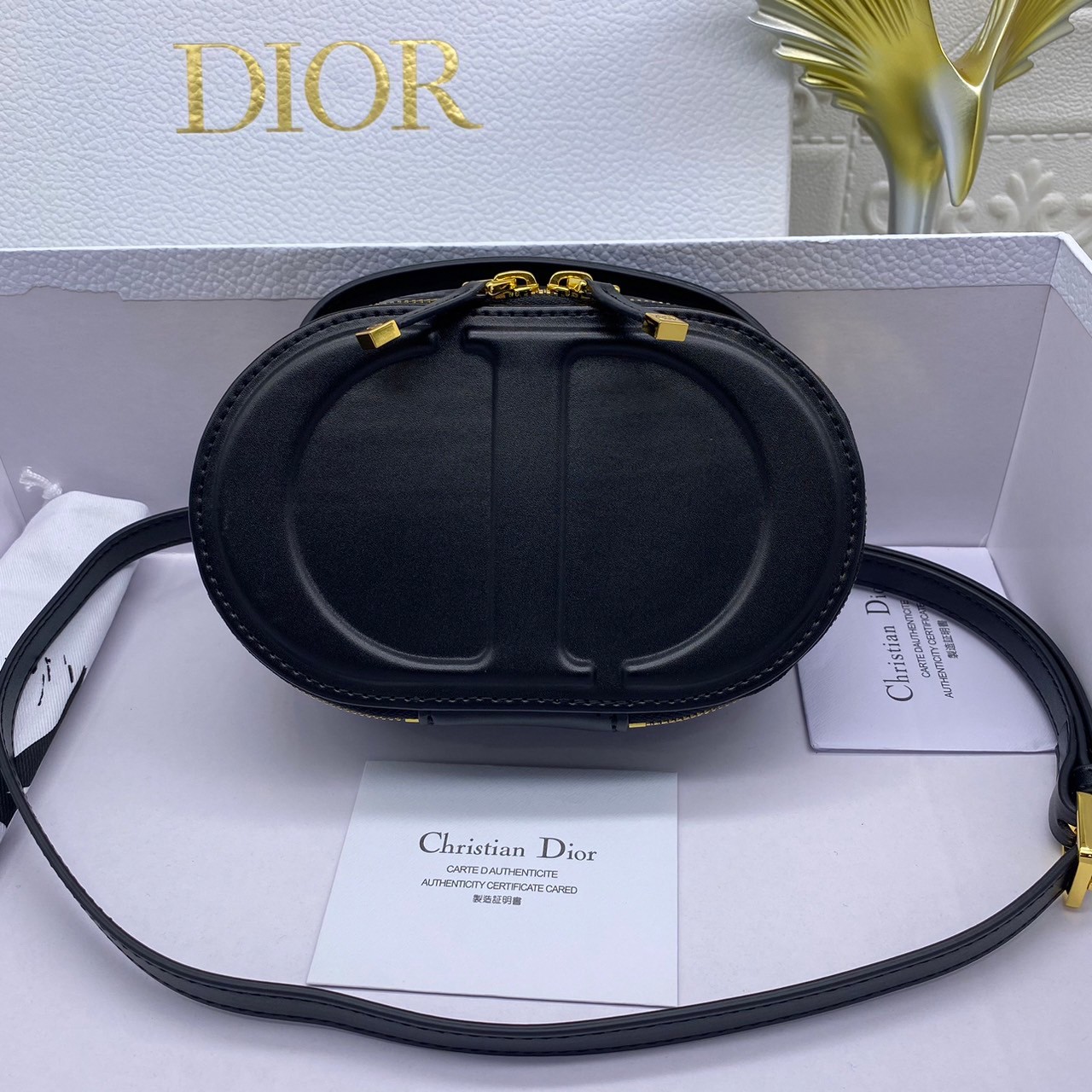 DIOR CD Signature Bag with Strap 17cm / CD OVAL CAMERA BAG / Dior Camera Bag ดีไซส์ใหม่ล่าสุด บ่งบอกถึงความหรู แต่ใช้งานได้โอกาส ใช้ได้ทั้งชายหญิง กระเป๋าสะพายทรงกล้อง ขนาดกะทัดรัด ไซส์สะพายคล่องตัว สีผู้ดีมากๆ