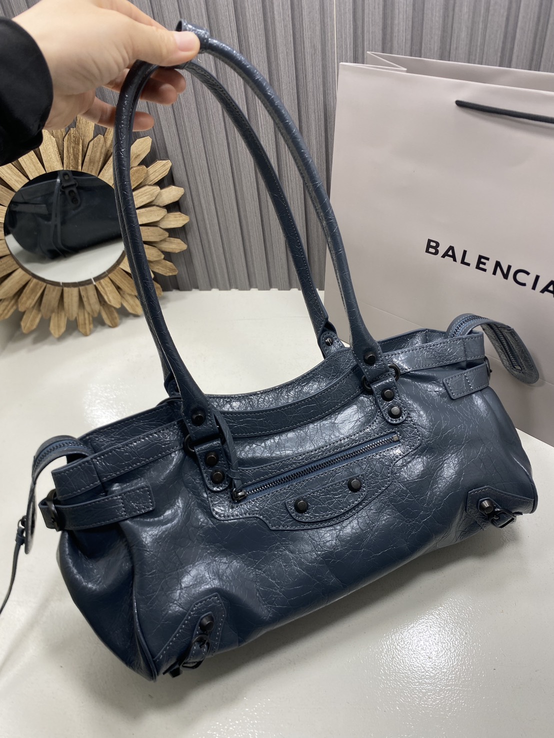 ORI หนังแท้ | Balenciaga Le City Bag East-west Bag กระเป๋าถือ/สะพายข้างทรงยาวดีไซน์โดดเด่นสวยเท่ล้ำสมัย ที่สุดแห่งความไอคอนิกไม่เหมือนใคร มีกิมมิคและลูกเล่นแพรวพราว