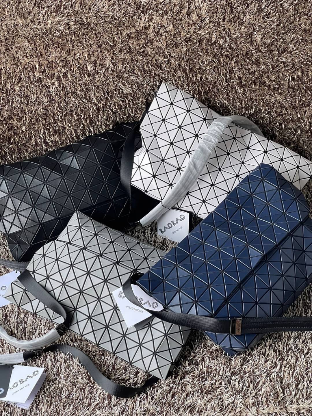 Baobao Issey Miyake Prism Sac ชาวมินิมอลทั้งชายและหญิงต้องถูกใจรุ่นนี้ เพราะ Prism Sac เป็นกระเป๋าแบบ unisex ที่มาพร้อมกับความเรียบง่ายของวัสดุเนื้อแมตต์ แต่ให้ลุคสไตล์เท่แบบคูลๆ โดดเด่นด้วยดีไซน์ที่ออกแบบมาให้ใช้งานที่ง่าย ตอบโจทย์ทุกสถานการณ์ฝาพับแบบเปิ