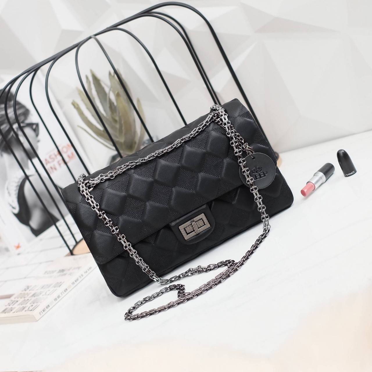 KEEP classic chain shoulder bag 👜 กระเป๋าทรงสวย คอลเลคชั่นใหม่ผลิตจากหนัง Microfiber สวย นิ่มมากๆ ทนทานกว่าเดิม !! ตัวกระเป๋าขนาดกำลังดี เย็บลายเเบบ Hand crafty สวย มีสไตล์สามารถใส่ กระเป๋าตังค์ยาว มือถือได้คะ สายโซ่อะไหล่ เทาดำ ดูคลาสสิคมาก ปรับไ