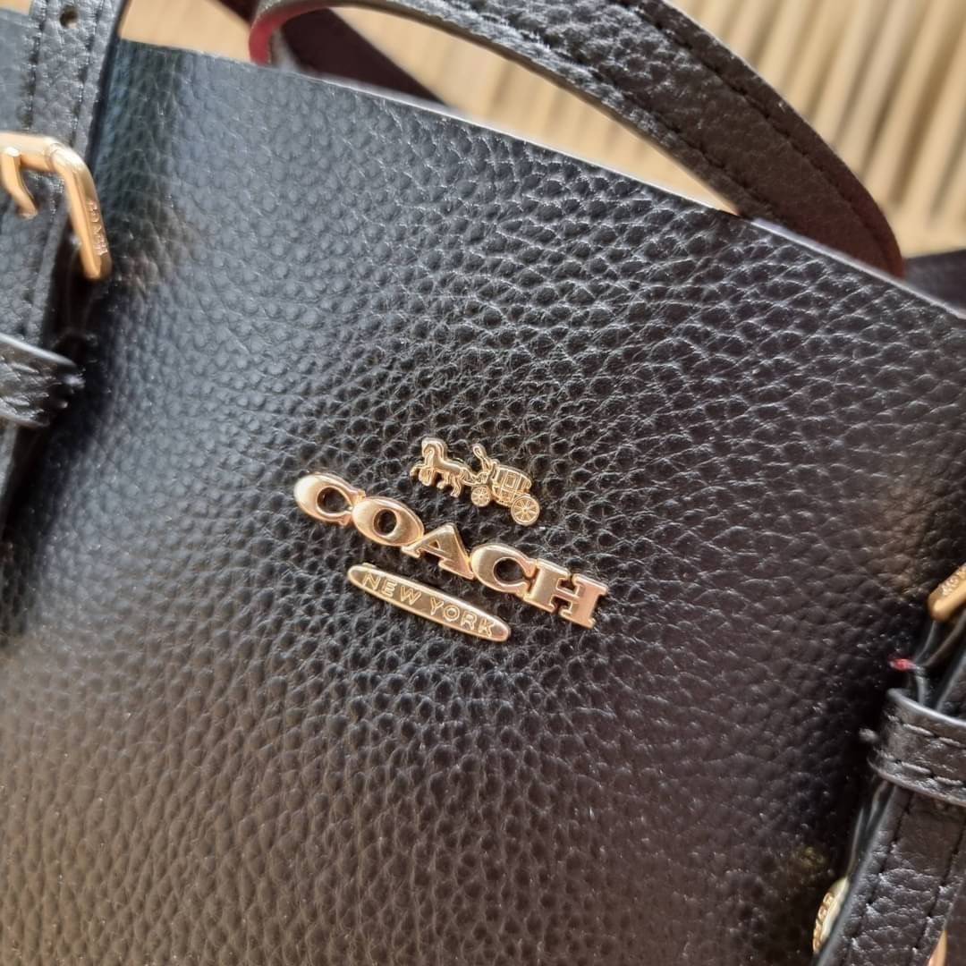 OUTTLET 】COACH MOLLIE TOTE 25 (C4250 C4084) น้องคนสวยอีกหนึ่ง!! กระเป๋าโท้ทไซส์เล็กที่สาวๆหลงรัก ดีไซน์คลาสสิคเหมือนเดิม เพิ่มเติมคือสะดวกขึ้นเยอะ!! ย่อส่วนมาจากใบใหญ่เป๊ะๆ น่ารักน่าใช้มากๆ วัสดุหนัง crossgrain ทนทาน ใช้งานง่าย เรียบหรูดูดีม้าก!! ภายในโล่