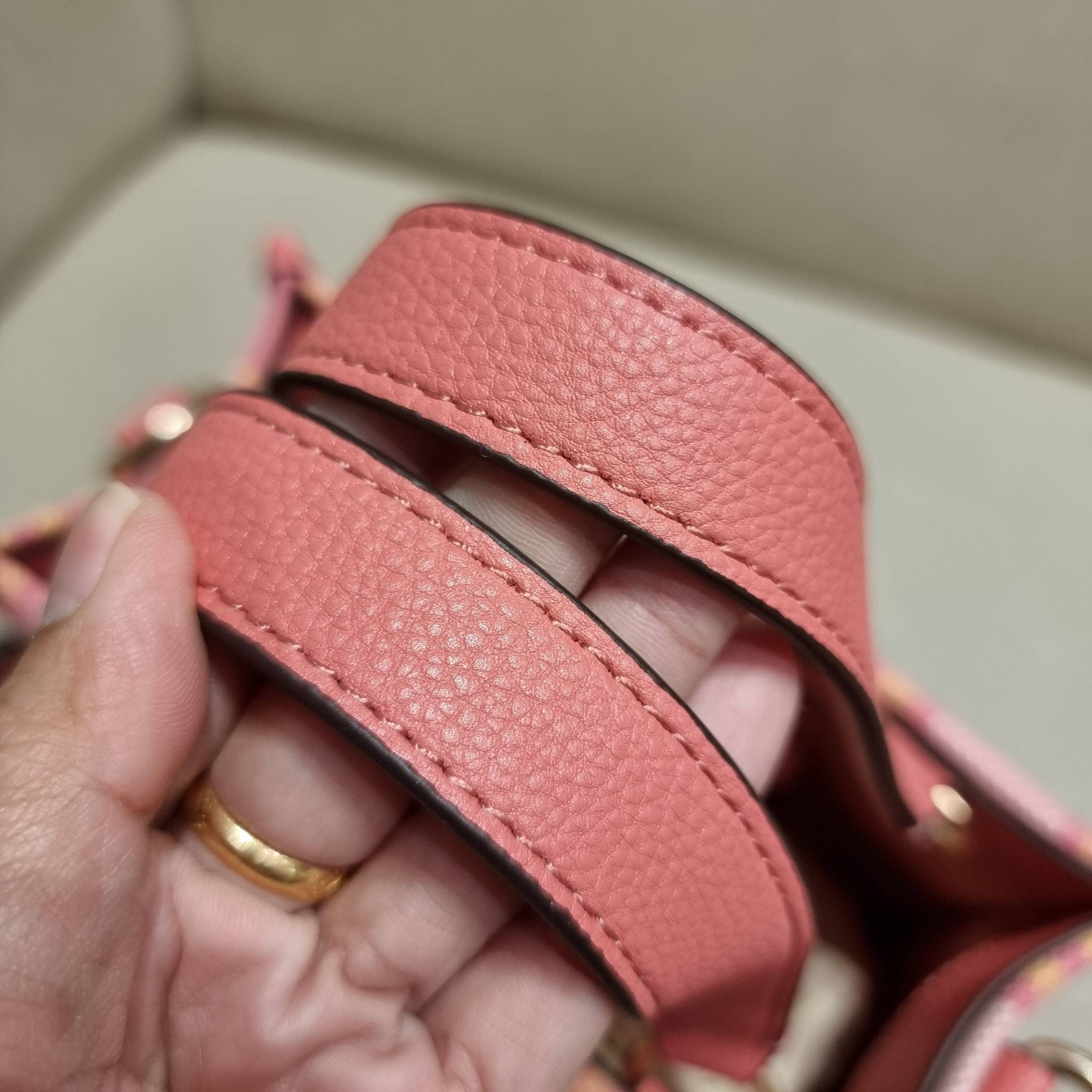 COACH C8198 DEMPSEY TOTE 22 WITH GARDEN PLAID PRINT AND COACH PATCH คอลใหม่สุดคิ้วท์ หวานๆใสๆ น่ารักชะมัด!! ดีไซน์ลายสก็อต เหมาะกับฟีลลิ่งปิคนิคเป็นที่สุด กระเป๋าทรงโท้ท ไซส์กำลังสวย ฟังก์ชั่นการใช้งานก็สะดวกที่สุด มีทั้งสายคล้องในตัว และสายครอสบอดี้ วัสด