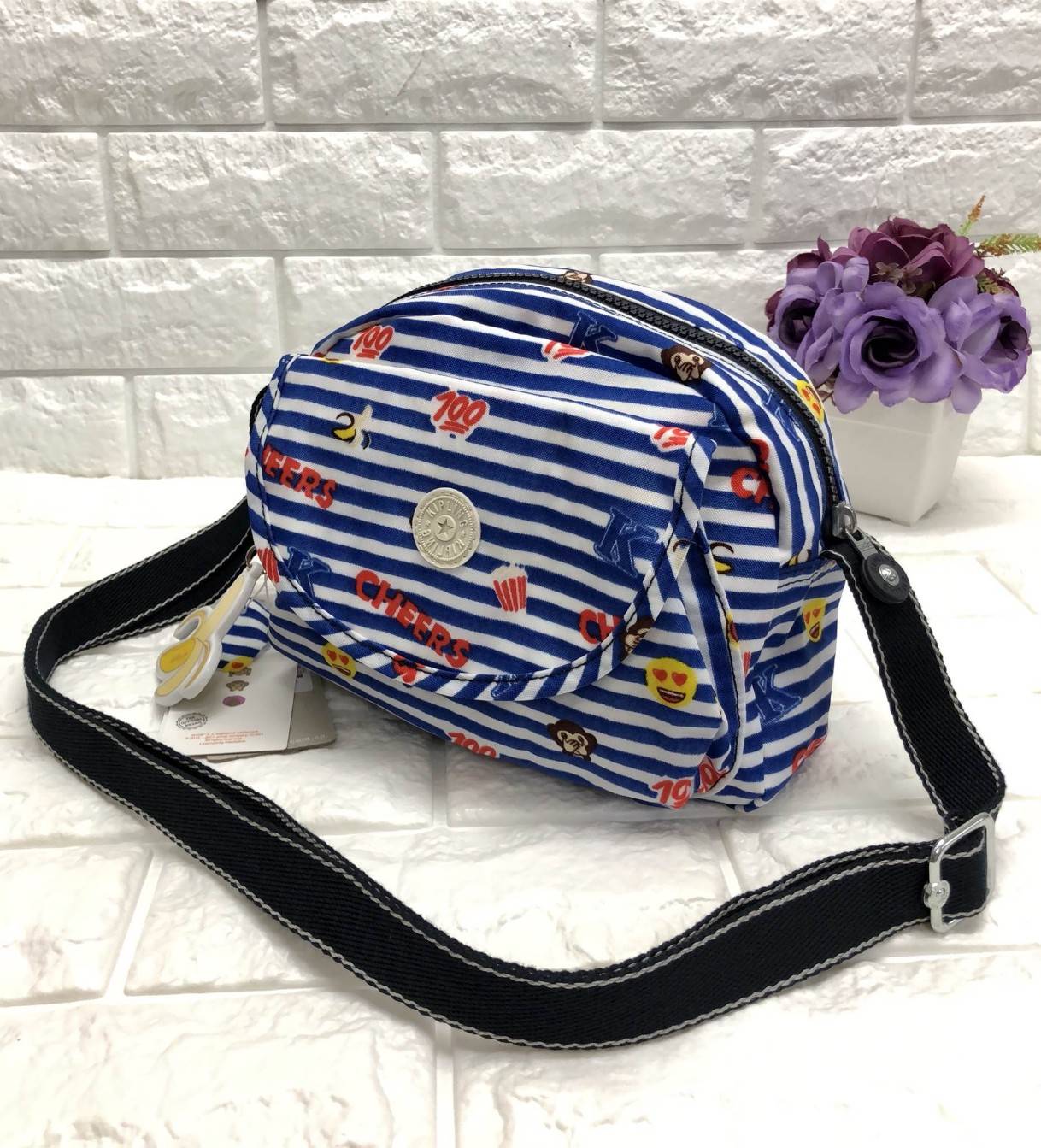 Kipling Emoji Shoulder Bag 2018 New arrival! กระเป๋าสะพายหรือ crossbody size mini วัสดุ nylon คุณภาพดี กันน้ำได้ระดับนึงค่ะ ดีไซน์รูป emoji น่ารักมากๆ ด้านหน้ามี 1 ช่องใส่ของ ช่องหลักเปิดปิดด้วยซิป ภายในโล่งใส่ของได้จุ มีช่องเล็ก และช่องซิปค่ะ ซับในลาย em