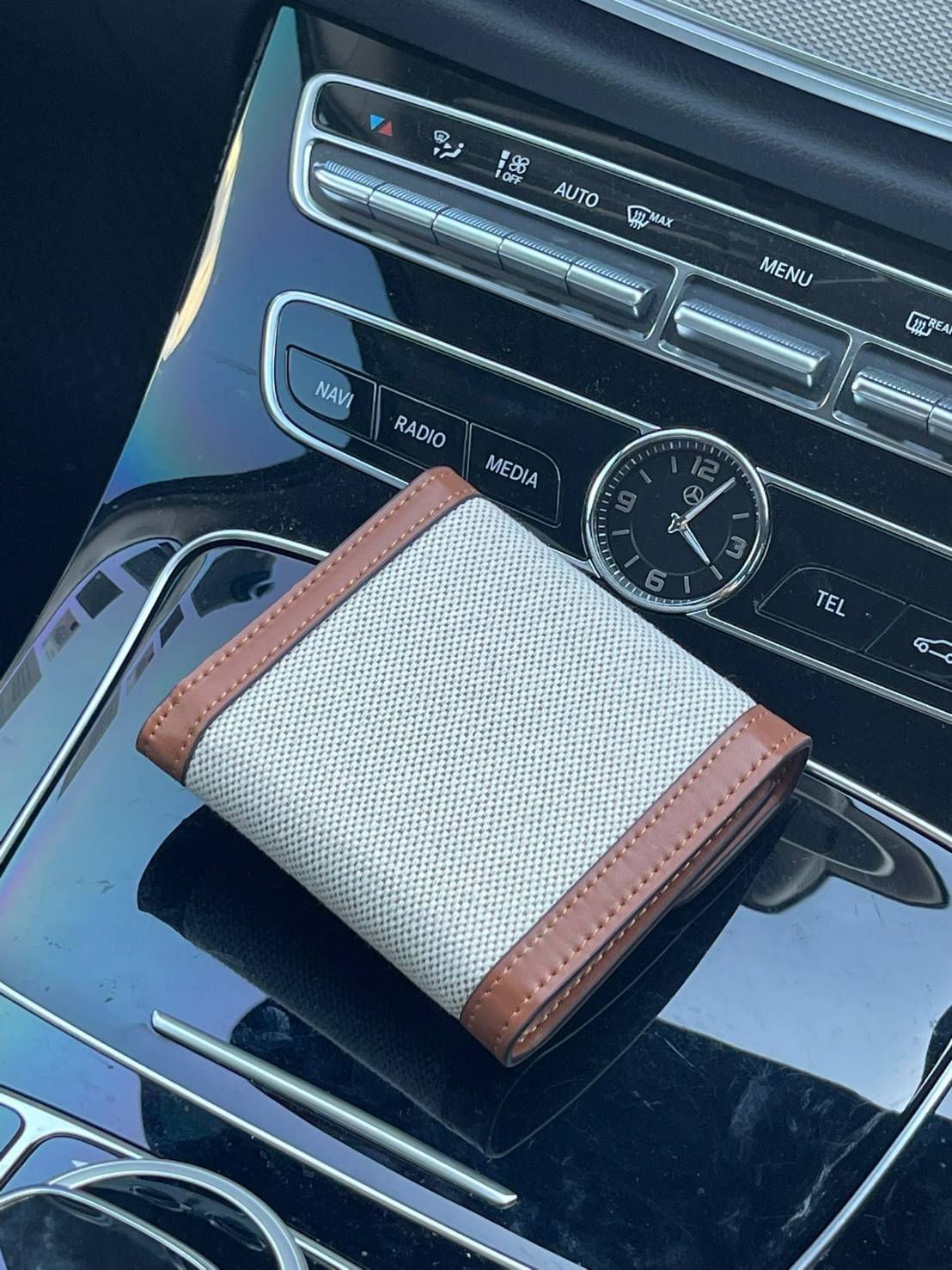 CELINE SMALL TRIOMPHE WALLET IN TRIOMPHE CANVAS กระเป๋าสตางค์ผู้หญิงทรงสั้นดีไซน์สวยงามหรูหรา ออกแบบให้เป็นทรงพับ เปิด-ปิดด้วยกระดุมที่สามารถปรับขยายขนาดกระเป๋าได้เมื่อใส่ของเยอะ ภายในแบ่งเป็น 3 พับ มีฟังก์ชั่นการใช้งานที่ครบครัน คือ ช่องใส่ธนบัตร ช่องใส่