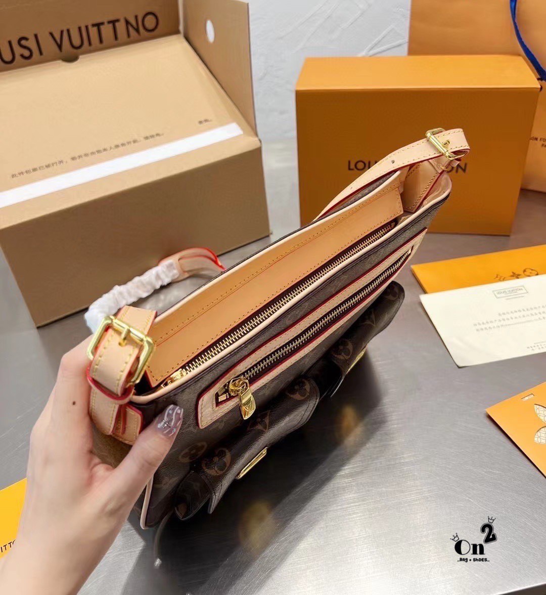 LV Hudson GM Monogram กระเป๋าสะพายสุดเท่ห์ไม่ซ้ำใคร Unisex ขนาดกำลังดี รูปทรงสวย ด้านหน้าโดดเด่นด้วยสกรีนโลโก้แบรนด์ วัสดุแคนวาส ผสมหนังแท้ ด้านในโล่งกว้าง มีช่องแยกย่อยไว้เก็บของสำคัญได้อย่างเป็นสัดส่วน จุของได้เยอะ พร้อมสายสะพาย ปรับระดับได้ตามการใช้งาน