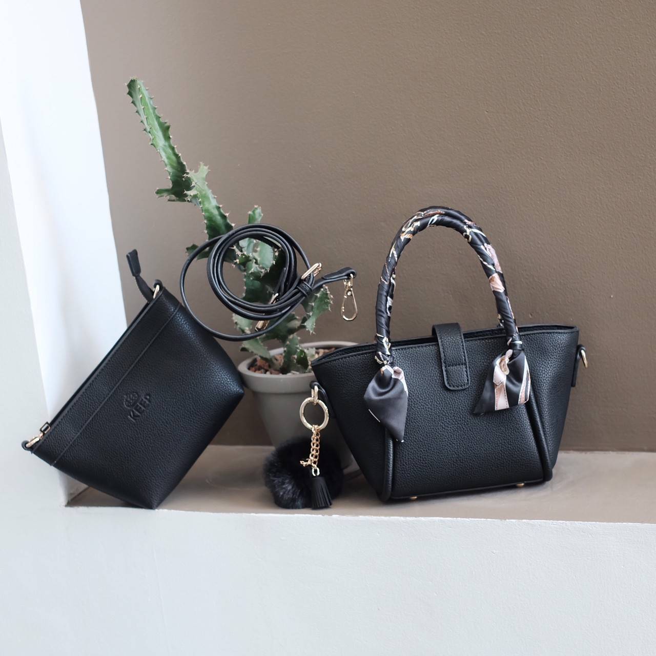 กระเป๋าทรงน่ารักๆ รับ Summer นี้เลยค่า KEEP ‘ Basket ‘ Handbag > ทรงน่ารัก (ราคานี้แถม ปอมๆ และผ้าพันหูกระเป๋าให้ 2 ผืน เข้า Set ) > มีใบเล็กด้านใน ให้อีก 1 ใบ สามารถเอาออกมาใช้สะพายได้ ( เหมือนซื้อ1ได้2 ) >น้ำหนักเบา ใบเล็กกะทัดรัด เหมาะกับ Summ