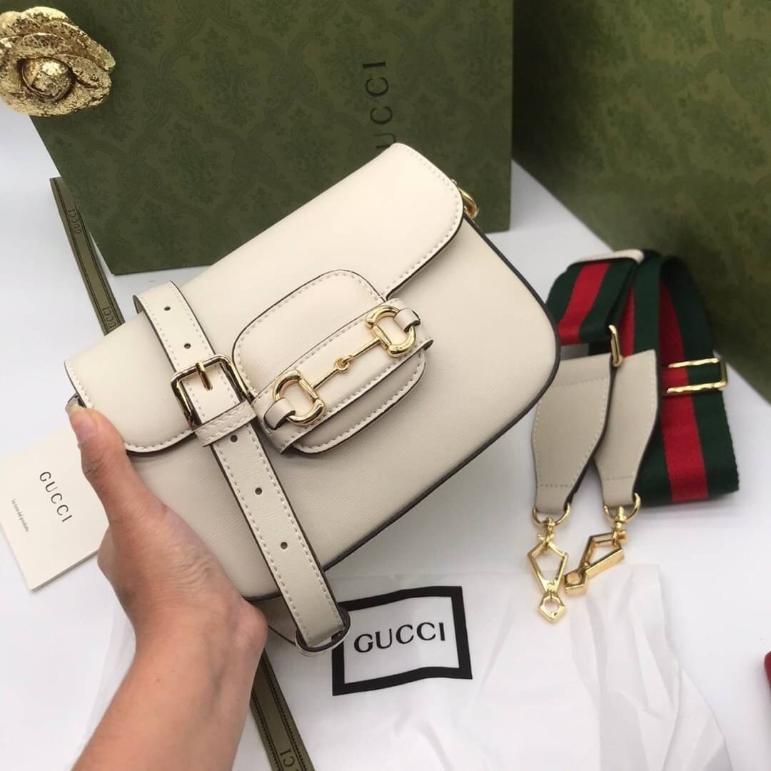 VIP GIFT 】หนังแท้ GUCCI Gucci Horsebit 1955 mini bag ที่สุดของรุ่นที่ฮอตหนักมาก คอลเลคชั่นที่ยอดขายดีตั้งแต่วันแรกที่ลง shop ด้วยรูปทรงที่กะทัดรัด ตอบโจทย์ได้ทุกลุค ทุกไลฟ์สไตล์ ใช้งานได้ง่ายคล่องตัว เรียกได้ว่าใครไม่มีได้ยังไง สวยขนาดนี้!!