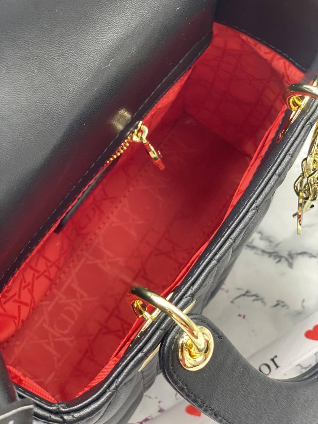 หนังแท้ DIOR LADY BAG 20cm ความสง่างามอีกหนึ่งรุ่นของ Dior รูปทรงสีเหลียม ขนาดกระทัดรัด ตั้งอยู่ทรง ฐานกระเป๋าแข็งแรง มีหมุดรองฐาน ดีไซน์ที่มีเอกลักษณ์เฉพาะตัว ด้านหน้าตกแต่งด้วยตัวอักษร D.I.R ห้อยเป็นพวงกุญแจ จะถือด้วยมือหรือสะพายไหล่ก็ดูดีมากๆ ค่ะ