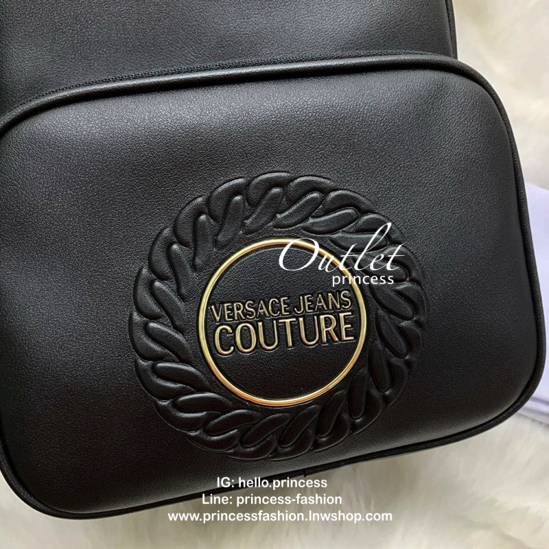 VERSACE JEANS COUTURE CHAIN-EMBOSSED BACKPACK 2019 กระเป๋าสะพายหลัง//สะพายไหล่ได้ด้วยคะ วัสดุหนังเรียบ หนังดีนิ่มมือมากๆค่ะ ด้านหน้ามีโลโก้แบรนด์ พร้อมช่องซิปขนาดกลางใส่ของค่ะ เปิดปิดช่องหลักแบบซิป ภายในโล่ง มีช่องซิปและช่องเล็กให้ใส่ของจุกจิกคะ สายสะพายด