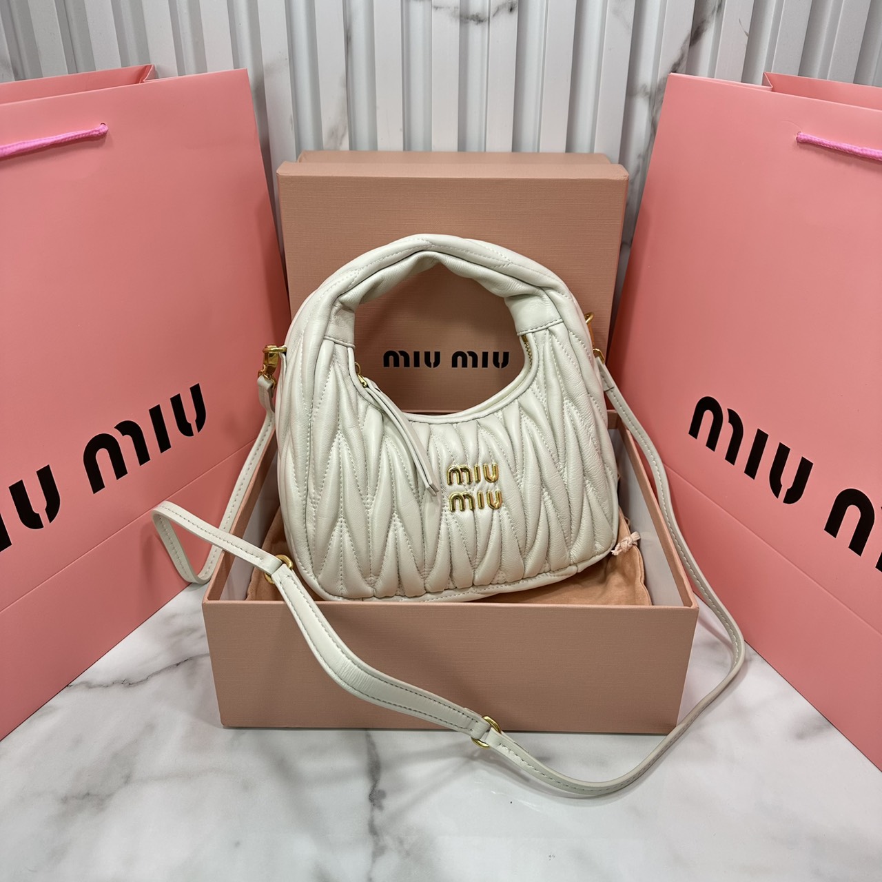 ORI หนังแท้ | MIU MIU Wander matelassé nappa leather hobo bag Small 22cm กระเป๋าสะพายทรงโฮโบ คิ้วท์สุดปัง ลุคลูกคุณหรูหราด้วยดีไซน์จับจีบนูนลวดลายเป็นเอกลักษณ์ หูจับในตัว ถือแบบเลิศๆ หรือจะใส่สายสะพายข้างก็ได้อีกลุค