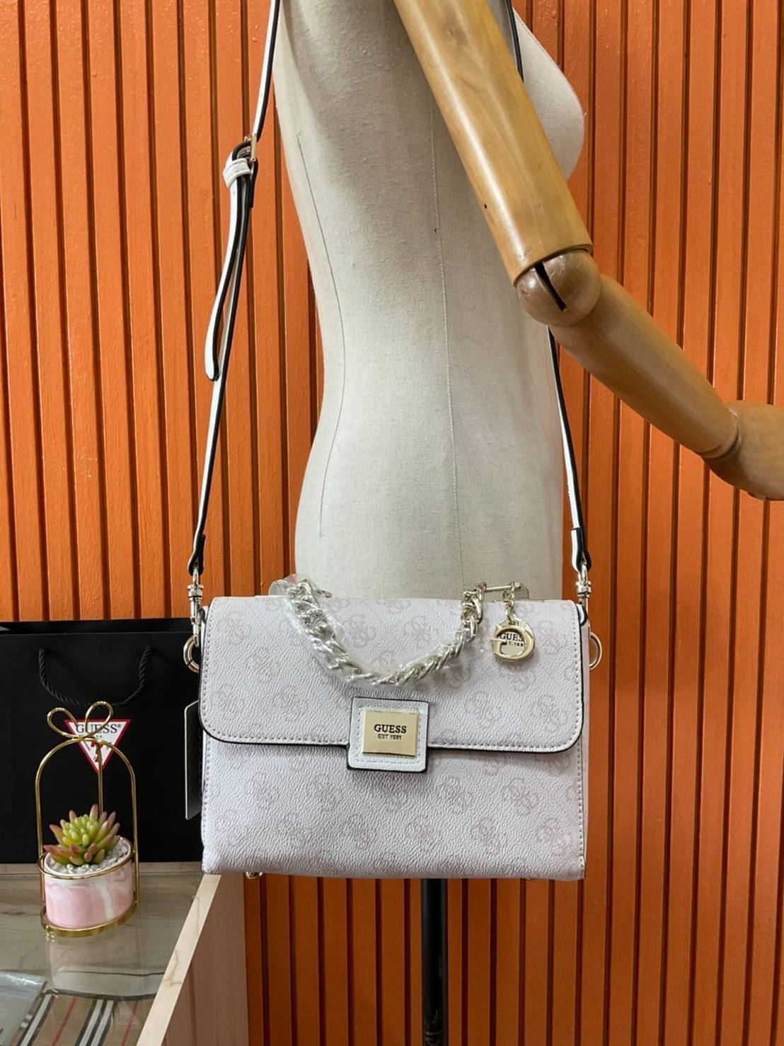 ราคาปังปิ๊นาศ (!!) มากแม่ 💕 GUESS Candace Top Handle Flap Bag กระเป๋าสะพาย Crossbody / คล้องแขน ถือออกงานได้ ทรงน่ารัก จากแบรนด์ GUESS สวยอยู่ทรง ขนาดกำลังดี น้ำหนักเบา ด้านหน้ามีโลโก้แบรนด์อะไหล่ทอง มีอะไหล่โซ่ห้อยด้านหน้าสามารถคล้องแขนและถือได้ 