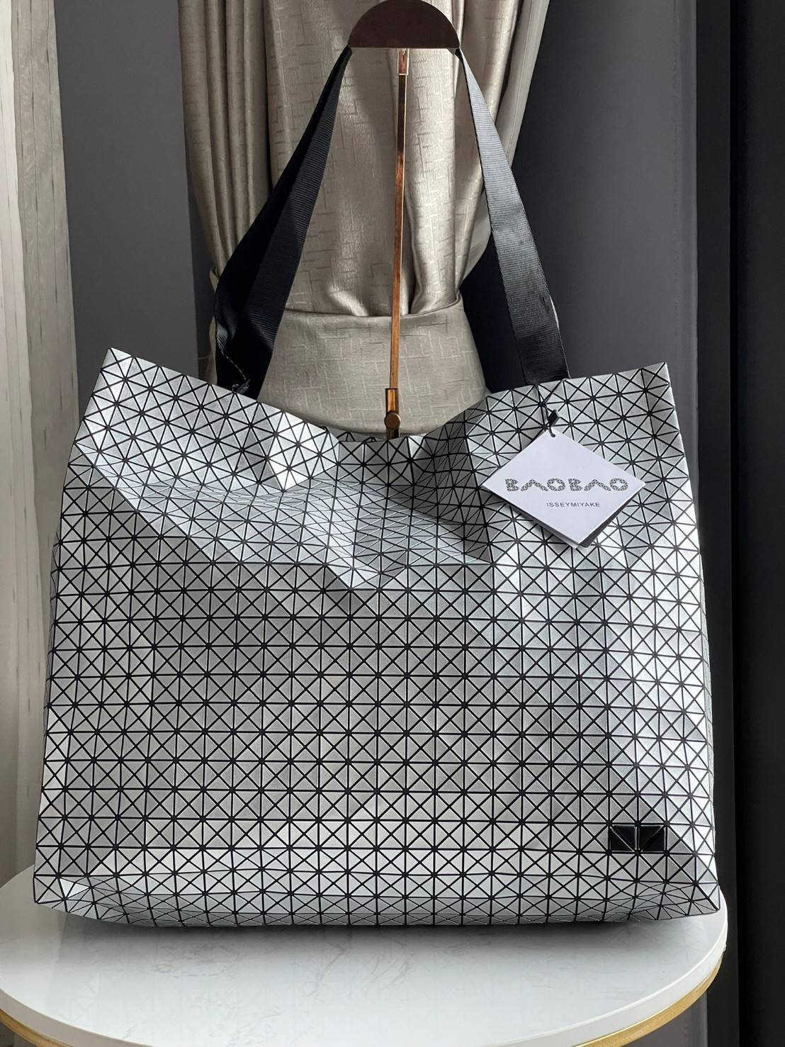 ORI 🥂 Baobao Issey Miyake Cart geometric tote bag / Miyake Cart Tote Bag รูปทรงที่สร้างขึ้นโดยบังเอิญ' เสื้อผ้าที่มีโครงสร้างและได้รับการออกแบบทางวิศวกรรมอันเป็นเอกลักษณ์ของแบรนด์ ส่งต่อไปยังเครื่องประดับที่น่าประทับใจและไร้กาลเวลาเหล่านี้ กร