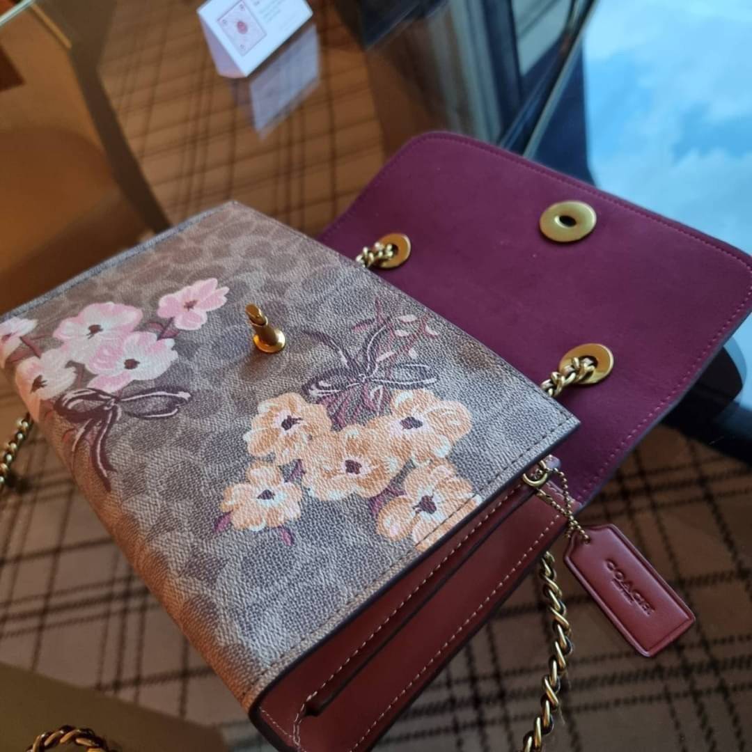COACH 54649 PARKER IN SIGNATURE CANVAS WITH PRAIRIE FLORAL PRINT กลับมาอีกครั้ง!! กับไอเท็มสุดฮ็อต ที่สาวๆตามหากันนักหนา จัดมาแบบจุใจไปเลย ความสวยแซ่บไม่ต้องพูดเยอะ วัสดุหนังแคนวาสสลับหนังเรียบสวยคม พร้อมดีไซน์ลายดอกไม้โดดเด่น เปิด-ปิดง่ายด้วยตัวบิดล็อค ภ