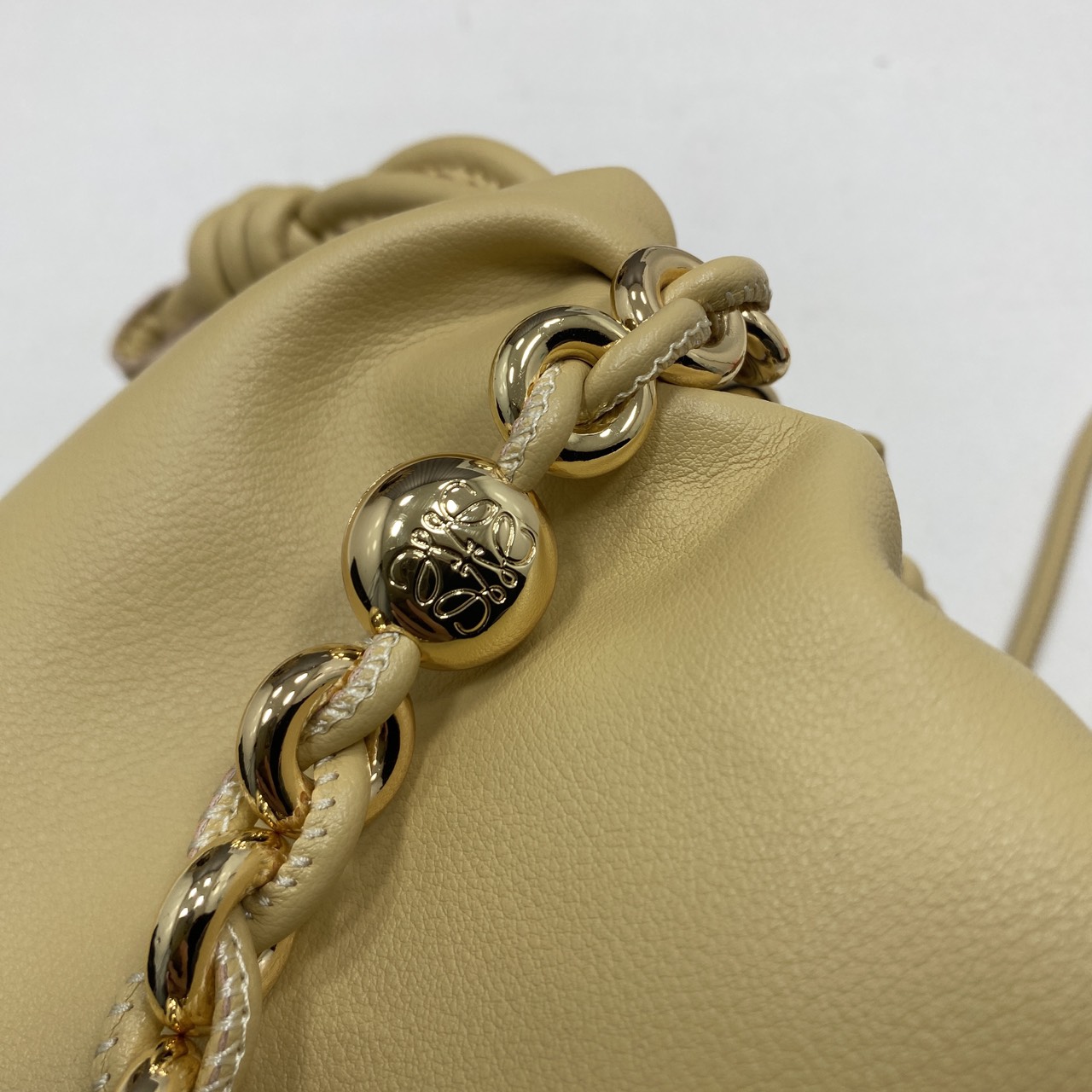 ORI หนังแท้ | LOEWE Mini Flamenco purse in mellow nappa leather / Loewe Bucket Bag กระเป๋าสะพายทรงบัคเก็ตไซส์มินิ หนังเรียบสวยหรู เรียบง่าย หนังแท้ผิวสัมผัสนุ่มมือ น้ำหนักเบาและนุ่มสบาย ดีไซน์จับจีบ เชือกผูกแบบปมโบราณ และสายโซ่รูปโดนัท