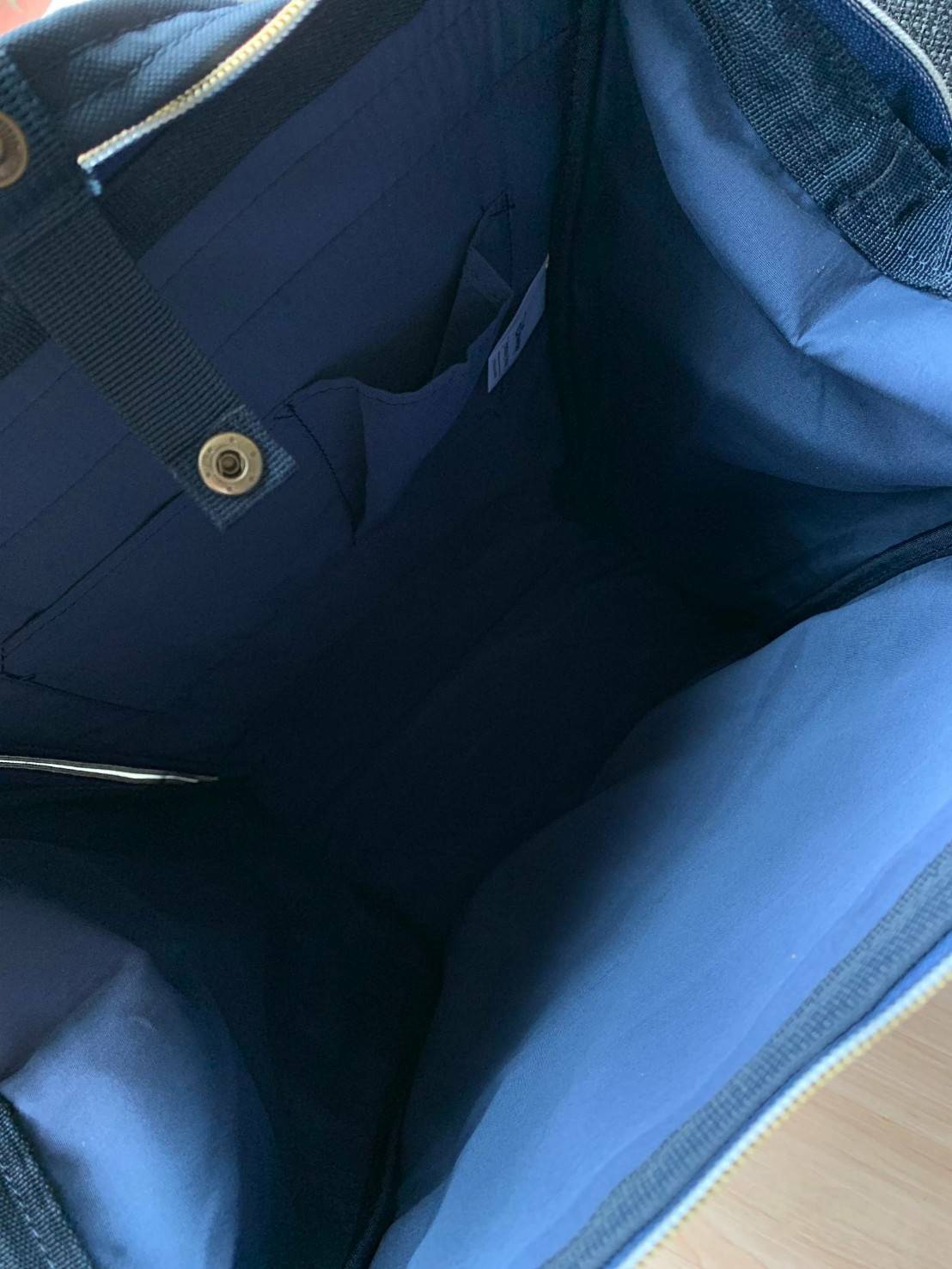 Belle Maison's Disney Fantasy Bags! รุ่น Classic Backpack จากBellemaison แห่งเดียวในประเทศญี่ปุ่น มีรูปโฉมและสไตล์ใช้งานคล้ายแบรนด์ Anello แต่งแต้มสีสันและลวดลายเพิ่มเติมลงบนกระเป๋าจากเหล่าการ์ตูนของดิสนีย์ เป็นรุ่นลิมิเตทสุดๆที่ออกมาไม่บ่อยเลยคร้า!!