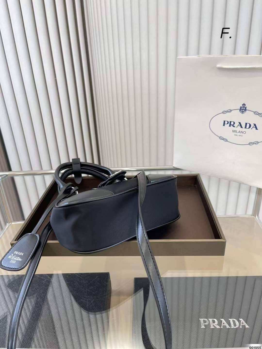 PRADA Moon Re-Nylon and leather bag ใหม่ล่าสุด กับคอลที่ใครๆเห็นก็ต้องรัก ขนาดกำลังน่ารัก ดีไซน์สวยดุ และยังดูแพงได้อีก