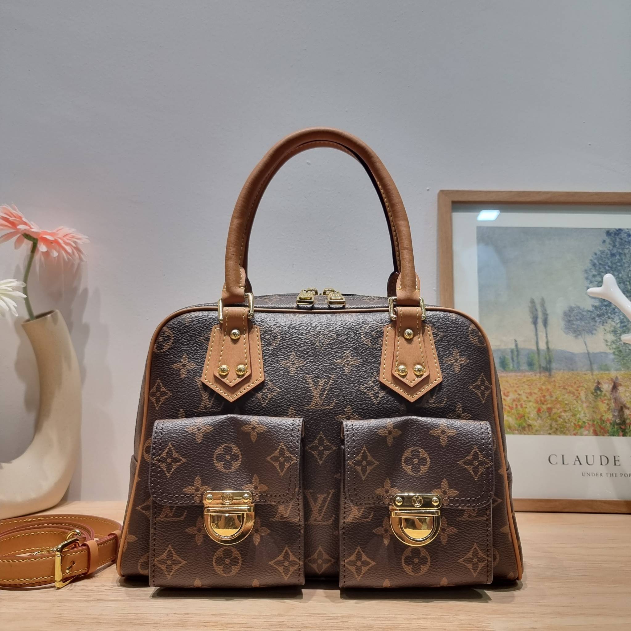 LV Manhattan Pm Monogram Handbag / LV MANHATTAN HANDBAG กระเป๋าถือทรงผู้ดี คลาสสิค สวยหรู ไซส์กำลังสวย ราคาแสนดี ดีไซน์ตกแต่งกระเป๋าเล็กด้านหน้า ใส่ของจุกจิกได้