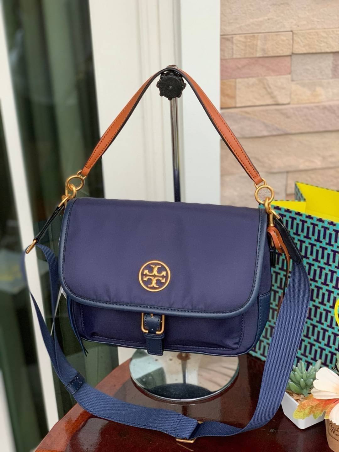 ของแท้ 💯% Tory Burch logo patch satchel bag อีกหนึ่งแบรนด์ดังจากนิวยอร์ก ที่เหล่าดาราเซเลปใช้กันทั่วโลก ด้วยดีไซน์ที่เป็นเอกลักษณ์ เข้ากับยุคสมัย วัสดุ Nylon waterproof ที่แข็งแรงและทนทาน