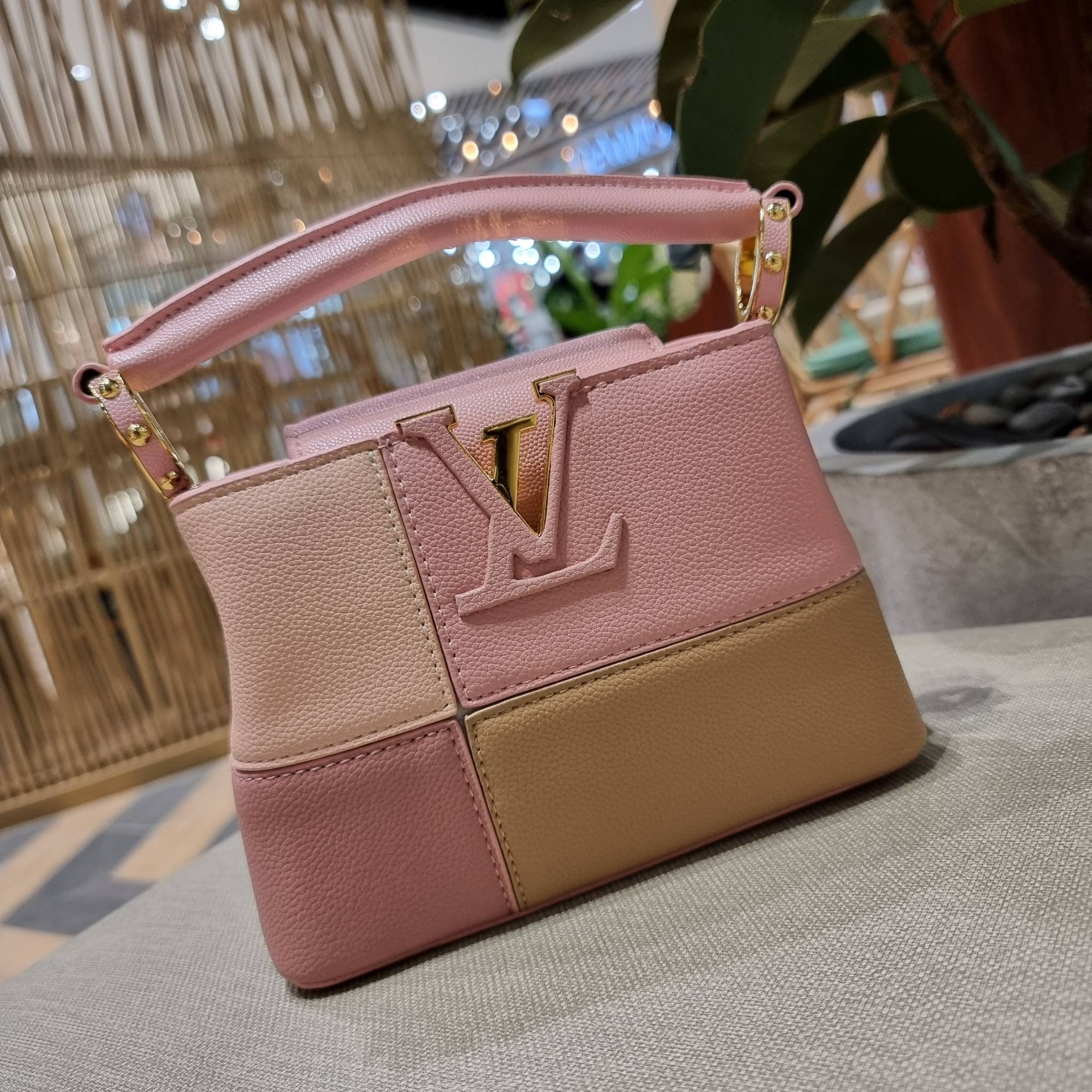 LV capucines mini top handle VIP ที่สุดของความสวยในราคาเบาๆ กระเป๋าถือสุดหรู ดีไซน์ทรงคลาสสิค ที่รอบนี้มาในไซส์มินิ ดีงามม้ากกกก!! มาพร้อมหูจับในตัว ด้วยรูปทรงวินเทจและวัสดุหนังลูกวัว ขับผิว ทำให้ไอเท็มนี้สะกดทุกสายตาจริงๆ และยังมีลูกเล่นที่ฝาปิดกระเป๋า ท