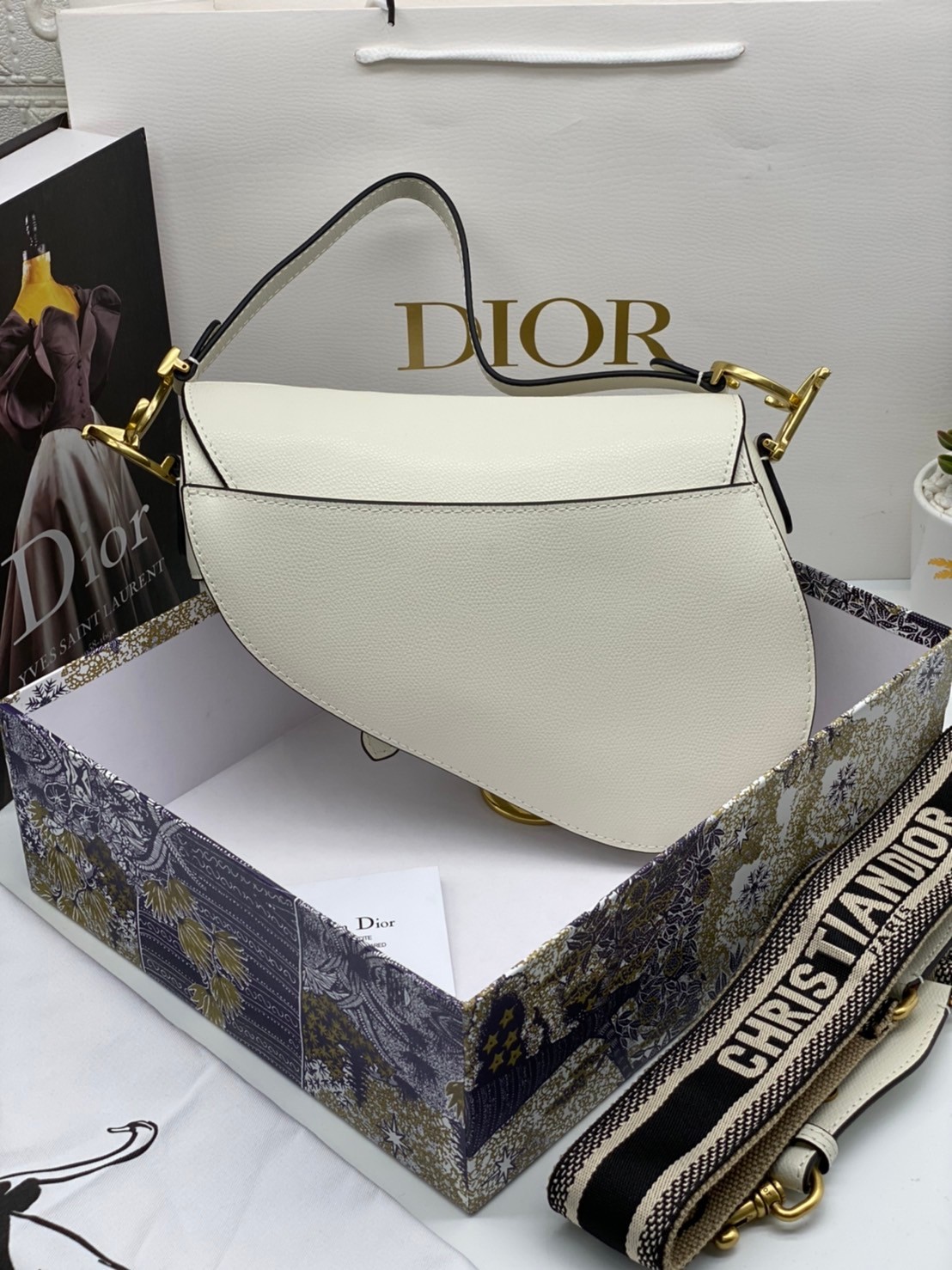 หนังแท้ DIOR SADDLE BAG with strap กระเป๋ารุ่นยอดนิยมตามแบบฉบับแบรนด์ งานออริหนังแท้ทั้งใบ ใช้งานได้ 2 แบบ สะพายยาว CROSSBODY และสายสั้นถือได้เก๋ๆ ลุคนี้คูลสุดๆ เลยค่าา ภาพถ่ายจากสินค้าจริง! สวยมาก พร้อมส่งที่ไทยราคาสุดคุ้ม สาวๆ ห้ามพลาดค่ะ!