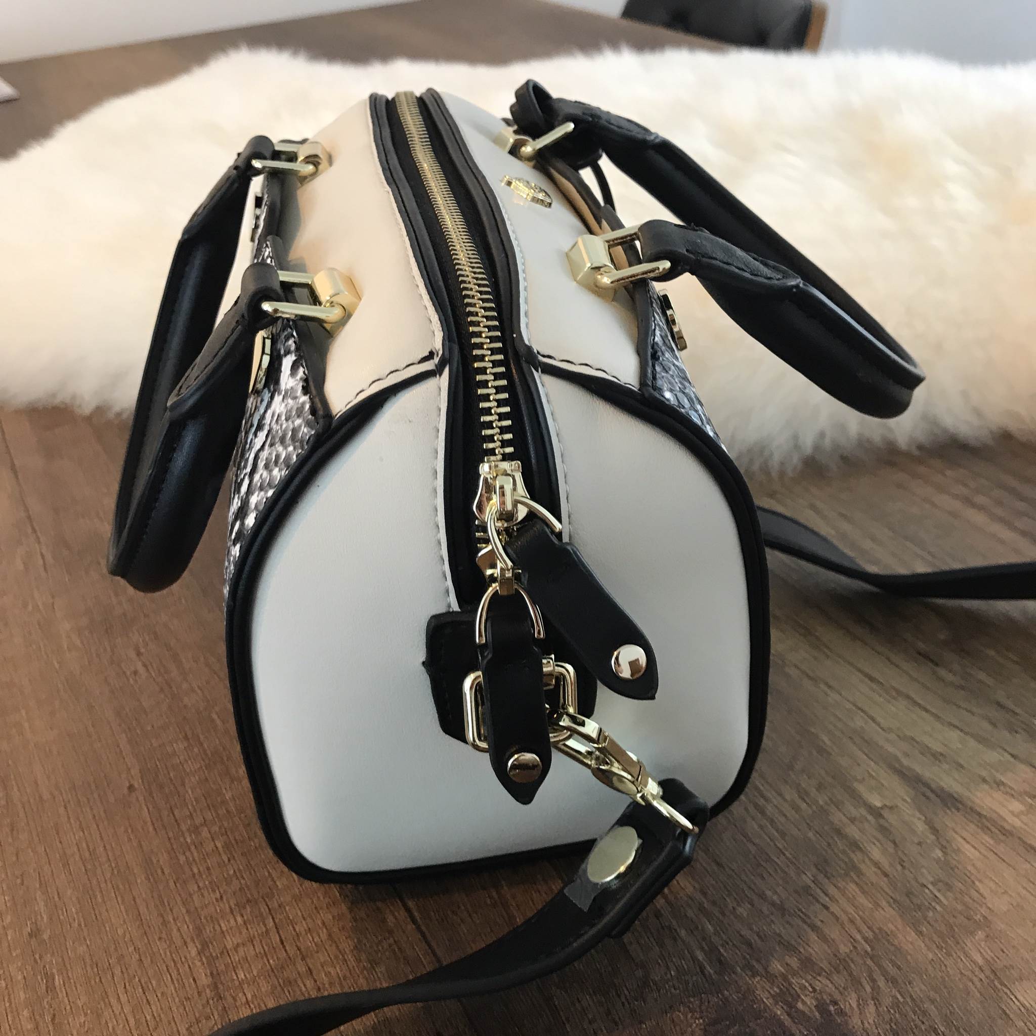 รุ่นใหม่ล่าสุด จากแบรนด์ KEEP ขนาด มินิ หนังลายงูสวยมากคะ ขนาดตอบทุกโจทย์การใช้งาน เห็นแล้ว หลงรักเลยคะ ตัวกระเป๋าขนาดกำลังดี จุของคุ้ม น้ำหนักเบา ดูแลรักษา มัน พร้อมสายสะพายยาว ภายในมีช่องซิป และช่องใส่ของจุกจิก 2 ด้าน เลยค่า หูกระเป๋าพับลงได้คะ