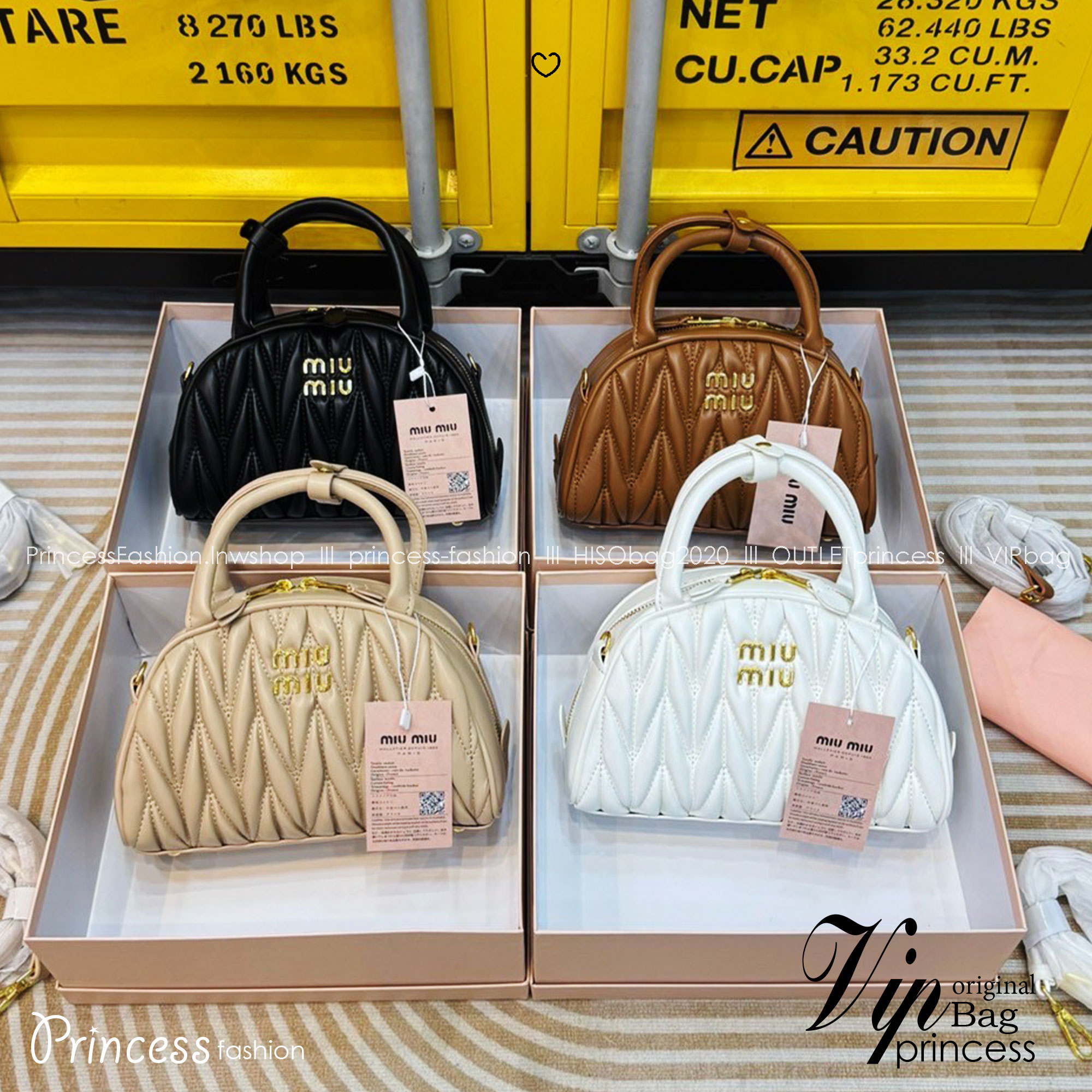 MIU MIU Dumplings leather bag กระเป๋าถือ/สะพายสุดชิค ดีไซน์เพิ่มดีเทล ด้วยการเดินด้ายเป็นเอกลักษณ์ สวยดูแพง ดีไซน์เรียบแต่มากมีอยู่จริง สวยดูแพง แมทชุดได้ง่ายสุด มินิมอลมินิใจ หูจับในตัวง่ายและสะดวกพกพา