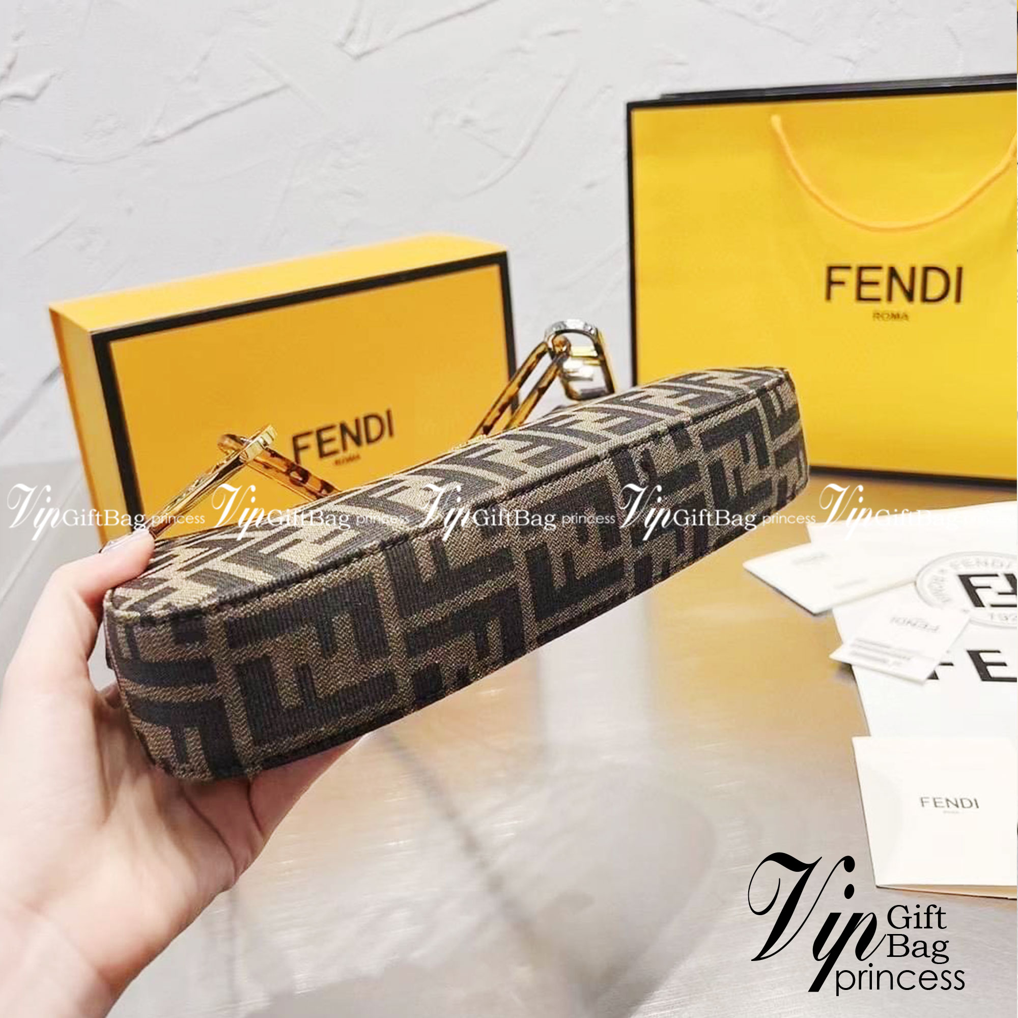 Fendi O'Lock Swing tapestry fabric pouch / Fendi Shoulder Bag กระเป๋าสพายไหล่เฟนดิ พร้อมสายสะพาย 2 เส้น สวยหรู ภาพถ่ายจากงานขายจริง ใช้งานต่างประเทศได้