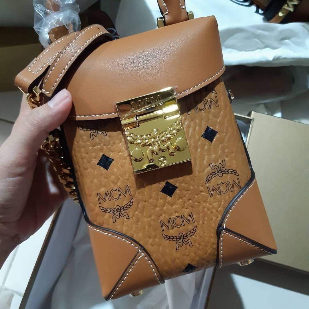 M.C.M MINI SOFT BERLIN CROSSBODY IN VISETOS ไอเท็มสุดฮอต!! ดีไซน์ unisex หนุ่มๆสาวๆสะพายกันได้ไม่ติด!! กระเป๋าสะพายข้าง ขนาดกะทัดรัดพกพาง่าย วัสดุหนังแคนวาสคุณภาพดีสลับหนังแท้ เปิด-ปิดด้วยตัวกดล็อค มีหูจับในตัว