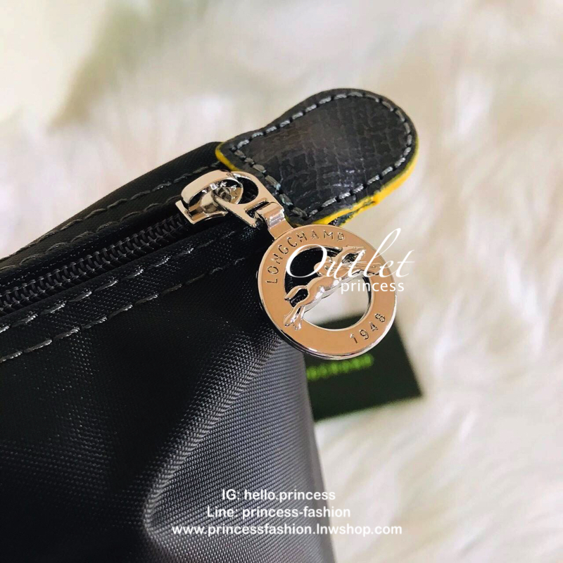 Size : M Longchamp Le Pliage Club Tote Bag กระเป๋าสะพายรุ่นยอดนิยม วัสดุเนื้อผ้า Nylon Canvas เคลือบกันนำ้ ตัดด้วยหนังแท้ น้ำหนักเบา ดีไซน์เรียบง่ายแต่เต็มไปด้วยความคลาสสิก เป็นที่ชื่นชอบไปทั่วโลก Longchamp ปรับโฉม LE PLIAGE ด้วยการปักลายรูปม้า-ตราสัญลักษ