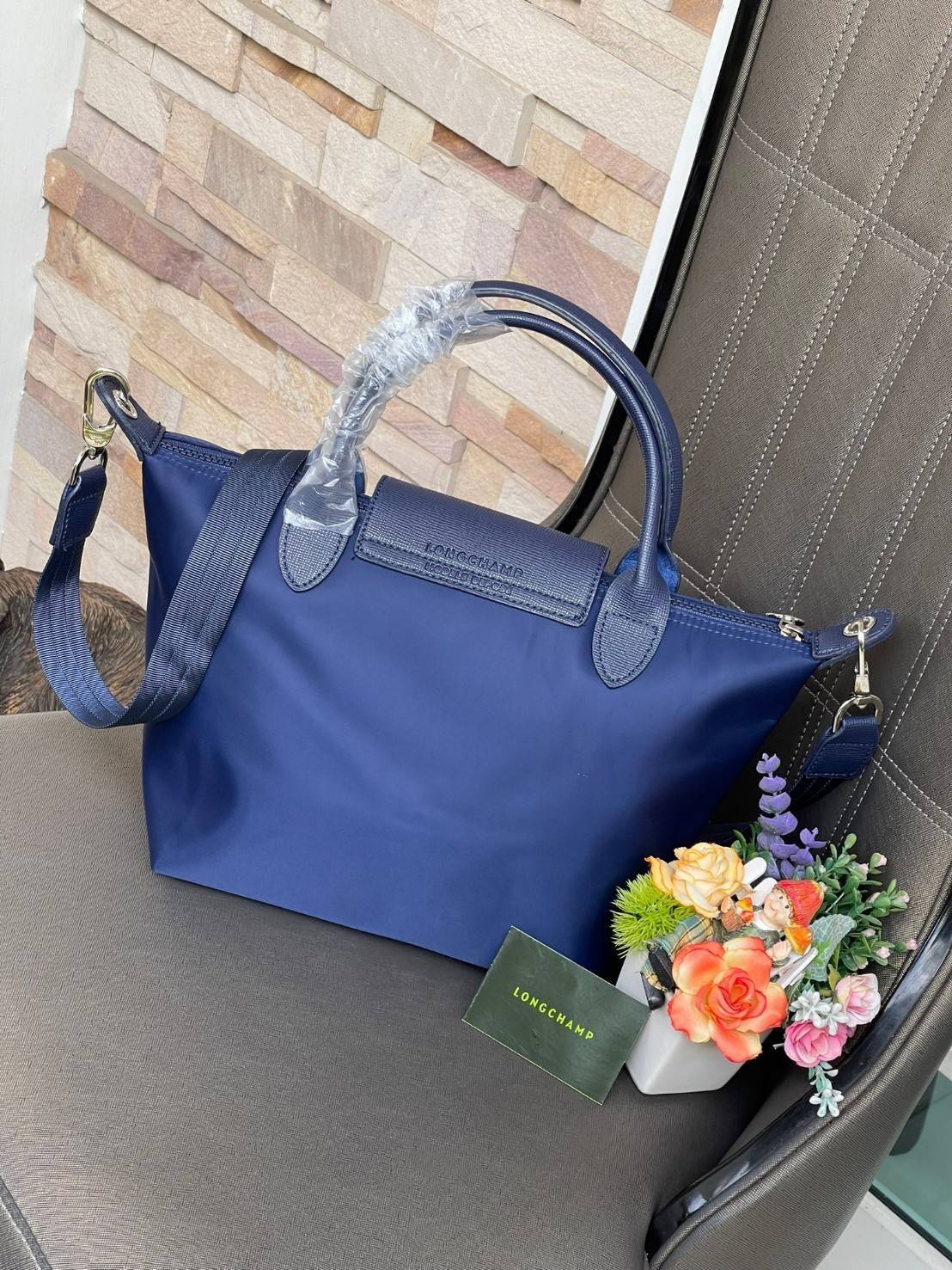 Longchamp Le Pliage Neo Size S มาพบกับกระเป๋ารุ่นยอดนิยม ที่สาวๆ ต้องมีไว้เก็บไว้สักใบ กระเป๋าโท้ทใบนี้ มาพร้อมกับสีที่มีสไตล์เรียบง่าย มีสายสะพายยาวช่วยให้คุณสามารถสะพายไหล่ได้อย่างสบาย ในขณะที่ที่ปิดแบบซิปช่วยให้คุณมั่นใจได้ว่าของด้านในมีความปลอดภัย Le 