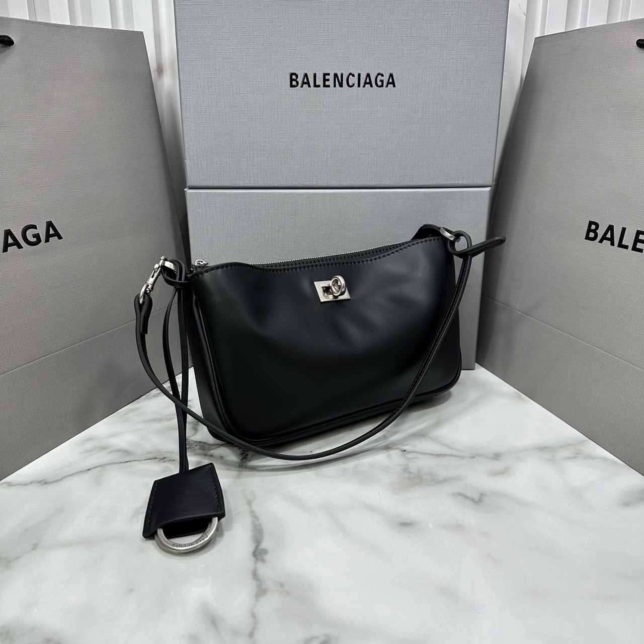 Balenciaga Rodeo Sling Pochette / Balenciaga shoulder leather bag 22cm กระเป๋าสะพายทรงพอชที่สุดของไฮแบรนด์สุดไอคอนิค ดีไซส์เรียบหรู สวยจับต้องได้ ถือหรือสะพายไหล่ได้เก๋มากๆ ถือออกงานก็ได้ลุคไฮแฟชั่นหรูๆ