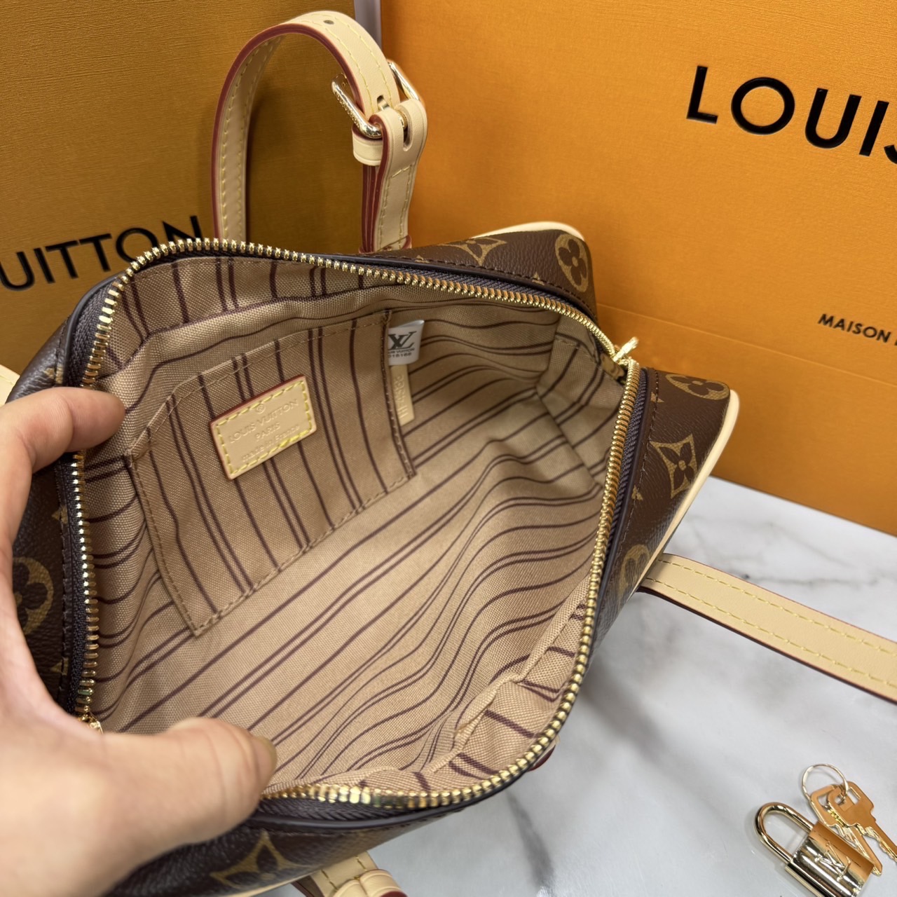 ORI หนังแท้ | LV Hang On bag กระเป๋าสะพายดีไซน์วินเทจ ปรับดีไซน์กระเป๋าถือรุ่น Cité คลาสสิกจากยุค'80s เป็นทรงโบว์ลิ่งร่วมสมัย