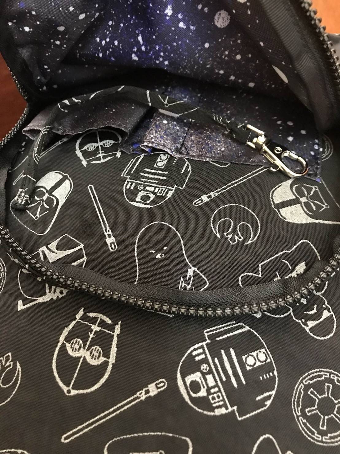 Kipling Seoul Go Star Wars Small Printed Backpack Limited edition กระเป๋าเป้ Collection Star wars สกรีนลาย star wars ทั้งภายนอก และภายใน ด้านหน้า มีช่องซิปด้านข้างมีช่องเล็กซ้ายขวา ภายในกว้างจุได้เยอะ แบ่งช่องเป็นสัดส่วน มาพร้อมพวงกุญแจลิง มบนี้จะใช้ไปเรี