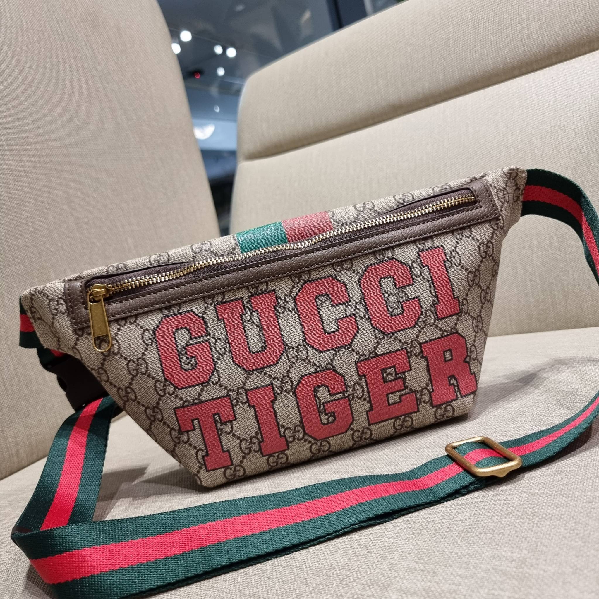 GUCCI BELT BAG ไอเท็มที่หนุ่มๆเรียกร้อง GC waist bag กระเป๋าคาดอก/คาดเอว คอลเลคชั่นฉลองปีเสือ โดดเด่นด้วยลายพรินท์จัมโบ้ ไม่เหมือนใคร วัสดุหนังแคนวาส เปิด-ปิดด้วยซิป ภายในแบ่งสัดส่วน มีช่องซิป และช่องย่อยให้อีก สายสะพายปรับได้ สายสปอร์ต สายแคมป์ปิ้ง หรือจ