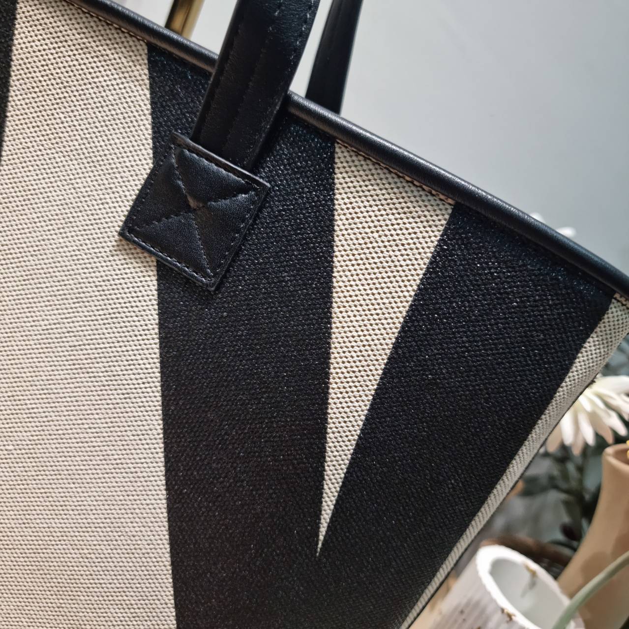 Rally movement tote bag กระเป๋าทรงโท้ท ดีไซน์คลาสสิค เรียบง่ายแต่ดูแพง มีระดับสุดๆ ไอเท็มสุดปัง ออกมาก็ sold out ไวมากๆ รุ่นใหม่และเป็นรุ่นที่ตามหา