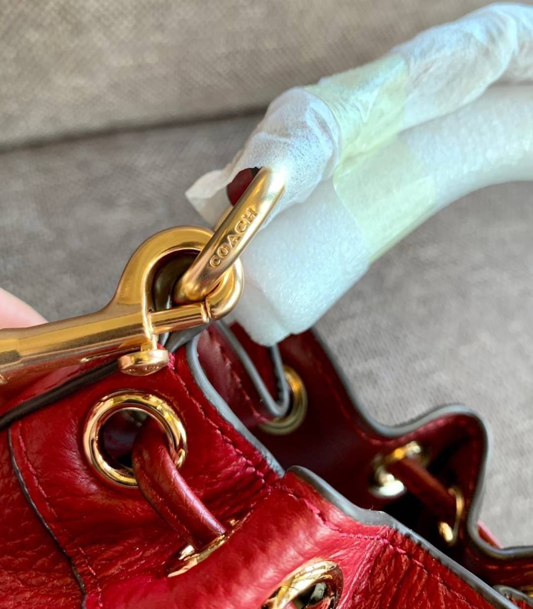 OUTLET 】COACH Dempsey Bucket Bag 15 With Coach Patch And Heart Charm ((C5121//C5112//C5114)) น้องน่ารักมากๆ นาทีนี้ต้องมีแล้วล่ะคะ! พร้อมส่งที่ไทยครบสีค่ะ! กระเป๋าหิ้ว//สะพายครอสบอดี้ร์ได้ หนังแท้สวยงามมากๆค่ะ ❤️มาพร้อมพวงรูปหัวใจแบรนด์+ป้ายหนังห้อ