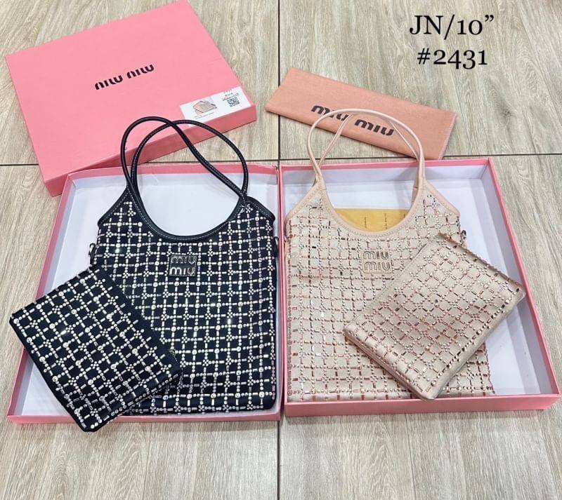 MIU MIU small crystals net tote bag กระเป๋าทรงโท้ทไซส์เล็ก น่ารัก สุดคิ้วประดับคริสตัลสวยงามที่สุด เอาใจสาวๆ สายหวาน ไอเท็มใหม่รีบมีใช้ก่อนใคร สวยก่อนใครได้แล้วน้า
