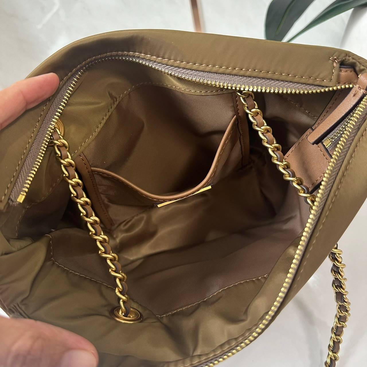 TORY BURCH Ella Chain Crossbody Nylon Bag กระเป๋าคล้องไหล่สายโซ่หรูหราโดดเด่นด้วยโลโก้หนังด้านหน้า สามารถปรับสะพายคอสบอดี้ สะพาลไหล่ได้