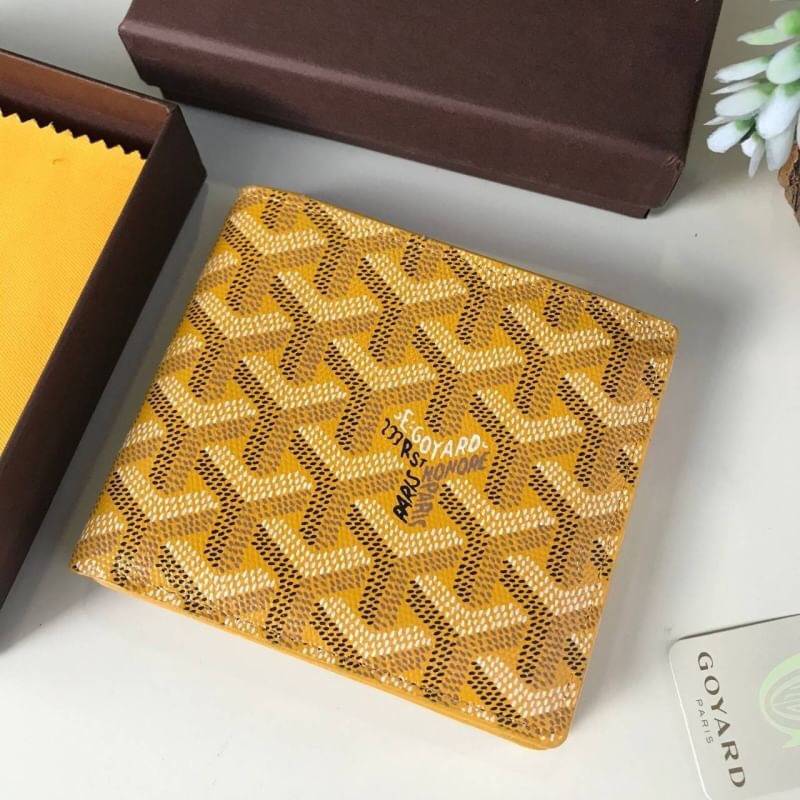 VIP GIFT 】GOYARD Victoire Bifold Wallet กระเป๋าสตางค์ผู้ชายใบสั้น พร้อมส่ง 6 สี พร้อมกล่องสวยหรูน่าใช้มากค่ะ อีกรุ่นที่ยอดขายไม่เคยตก 🤑🤑 ใบจริงดูผู้ดี ดูแพง!! ภายในมีช่องใส่บัตรได้เยอะ ใส่ธนบัตรได้ทุกใบ ห้ามพลาดจร้าา!! ((รุ่นเดินด้ายโทนสีเ